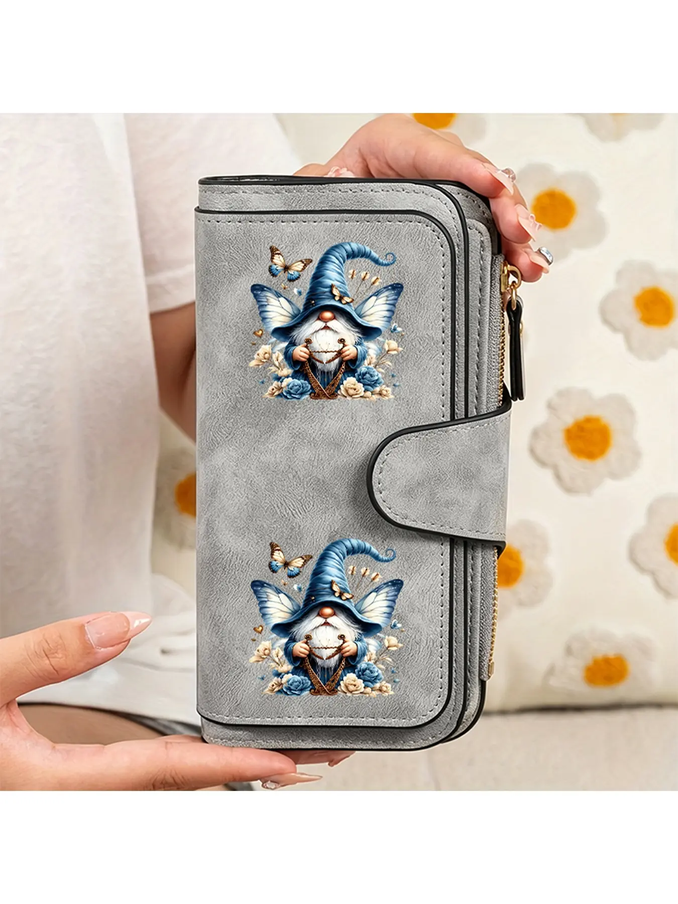 Christmas themed women's long wallet with fantasy style Santa Claus pattern decoration, full of Christmas atmosphere, suitable as a Christmas gift for family/friends