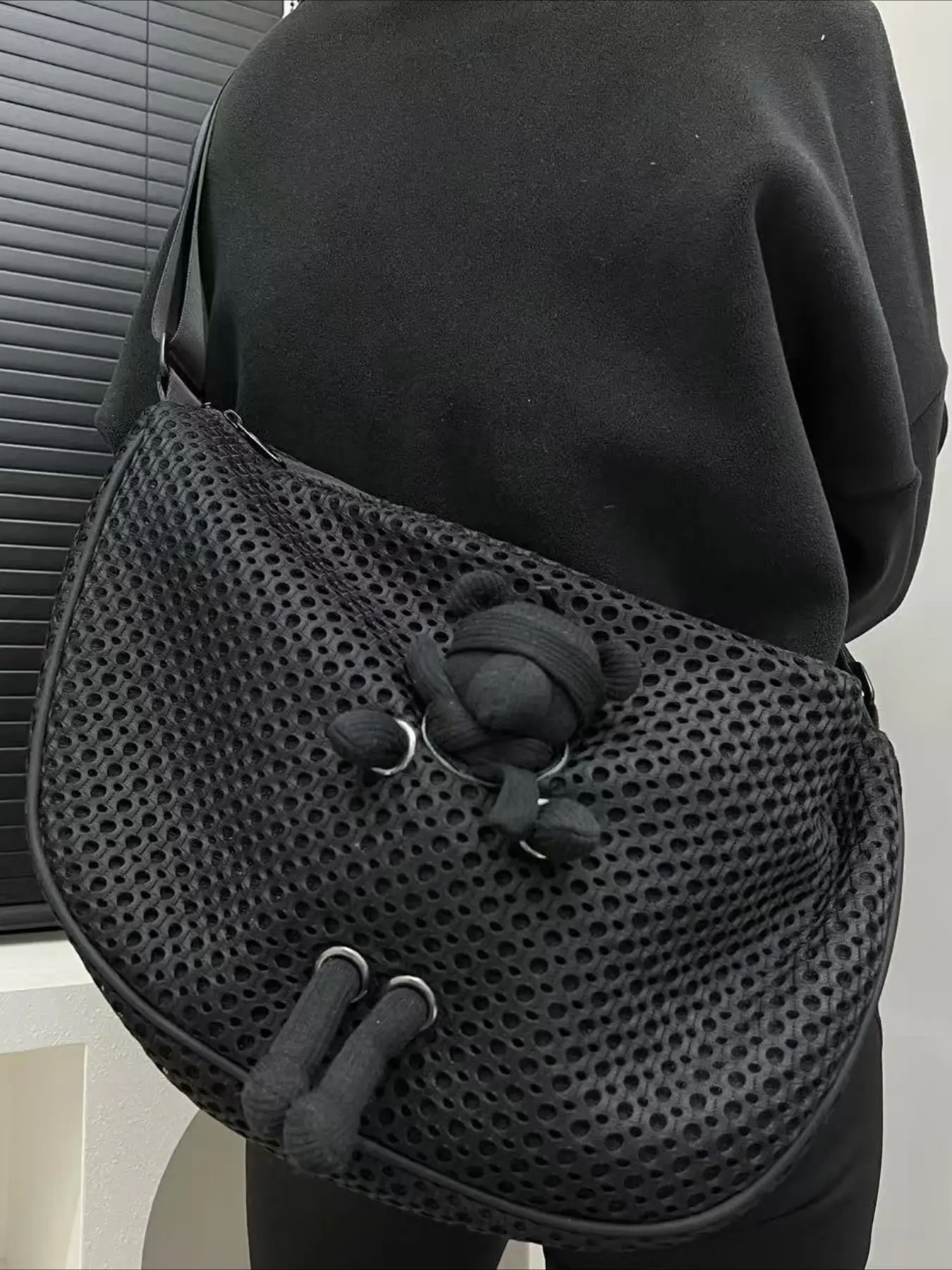 Ladies' fashionable dumpling bag, mesh chest bag, carrying doll, casual sports crossbody bag