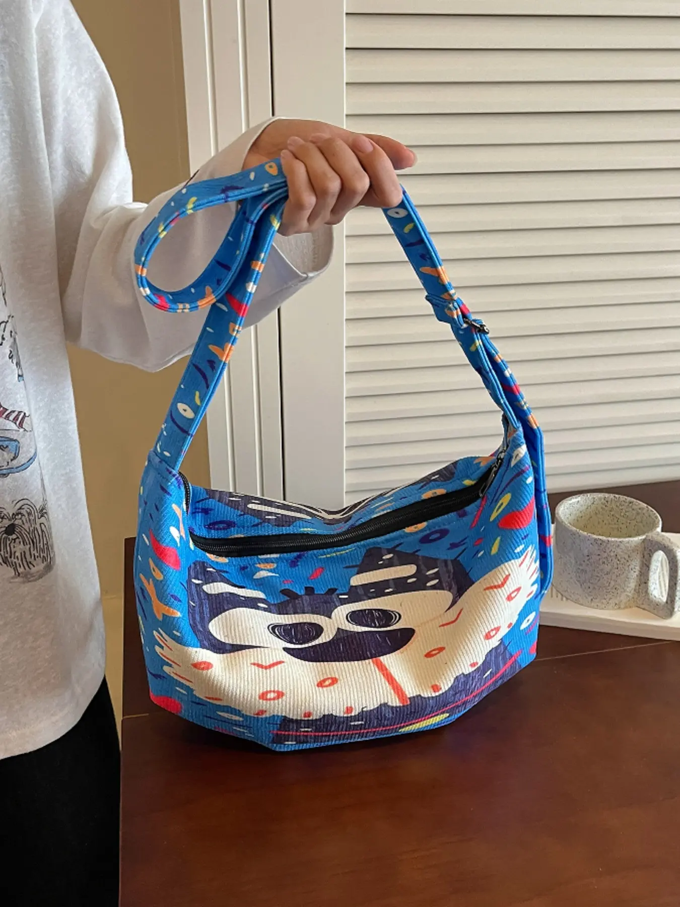 Cute cartoon print fashion playful shoulder bag, adjustable strap colorful graffiti large-capacity daily shopping and commuting crossbody bag