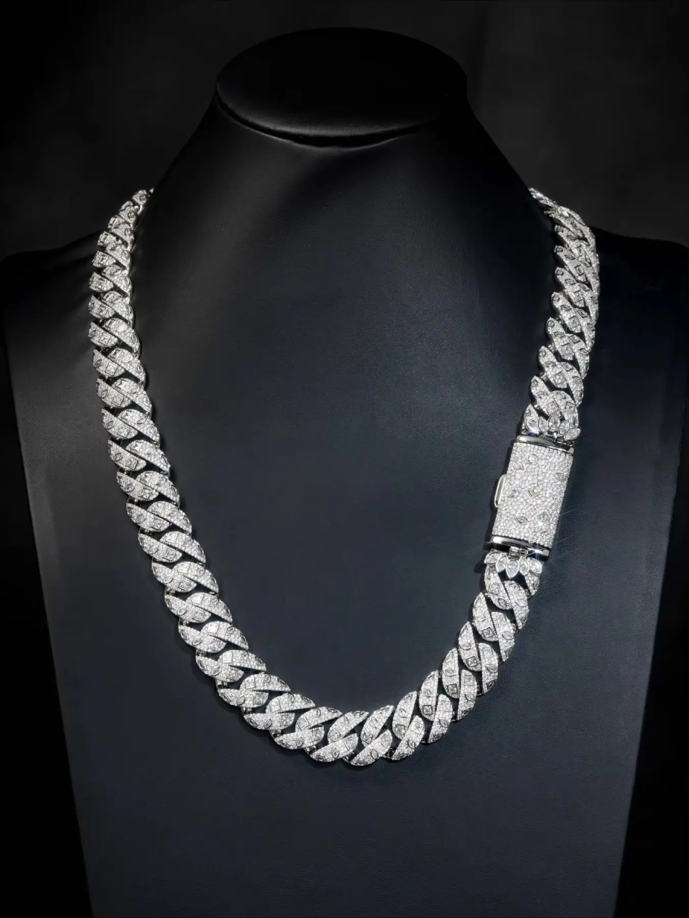 Luxury hip-hop custom jewelry chain 18mm VVS1 D color ice crystal diamond necklace Cuban chain, not easy to fade heavy industry gold-plated Cuban thick chain, multi-layer electroplating stable process, many rap artists have the same accessories