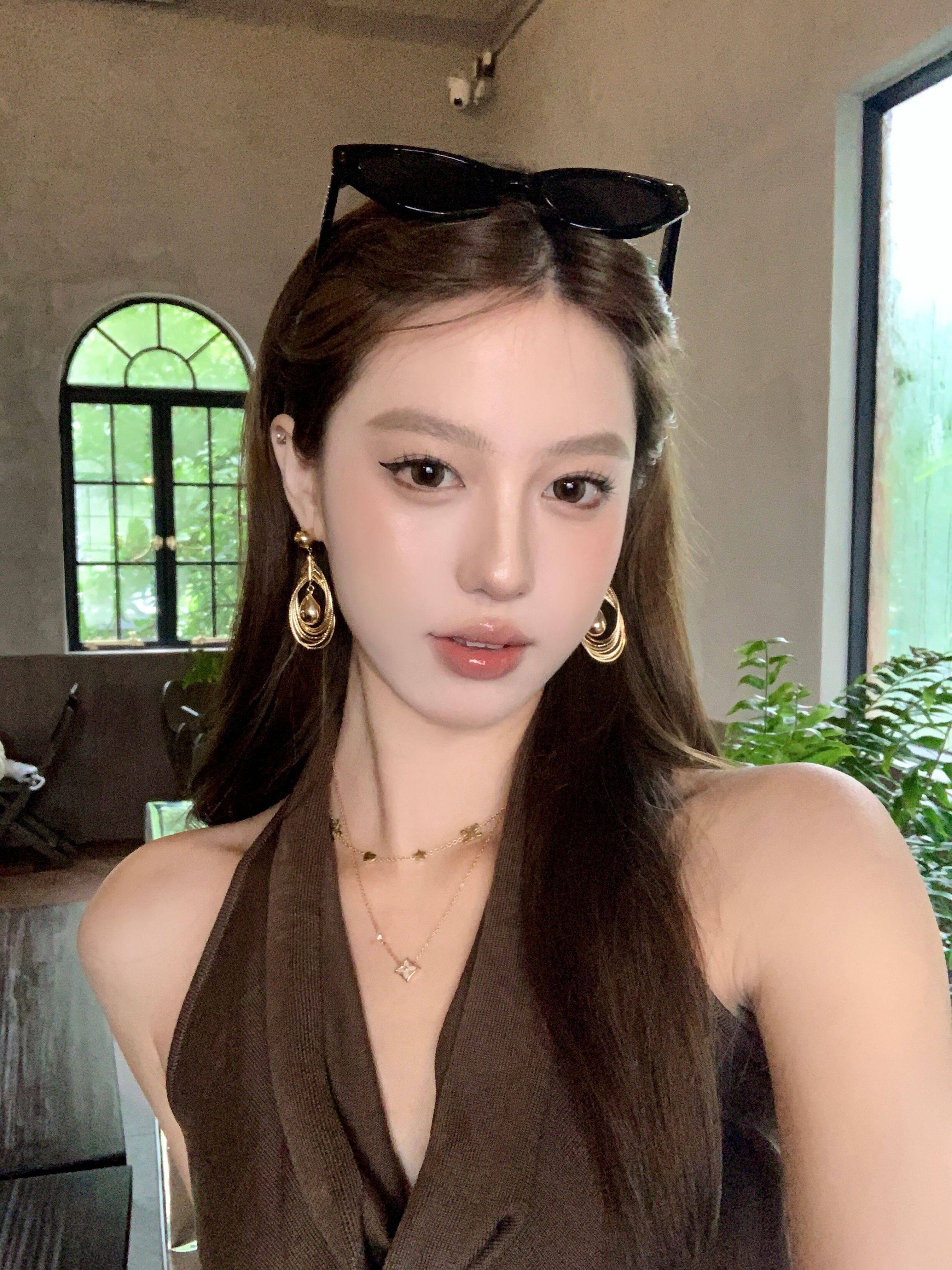 French high-end gold multi-layer teardrop long earrings, women's light luxury vacation style stud earrings, unique and exaggerated earrings