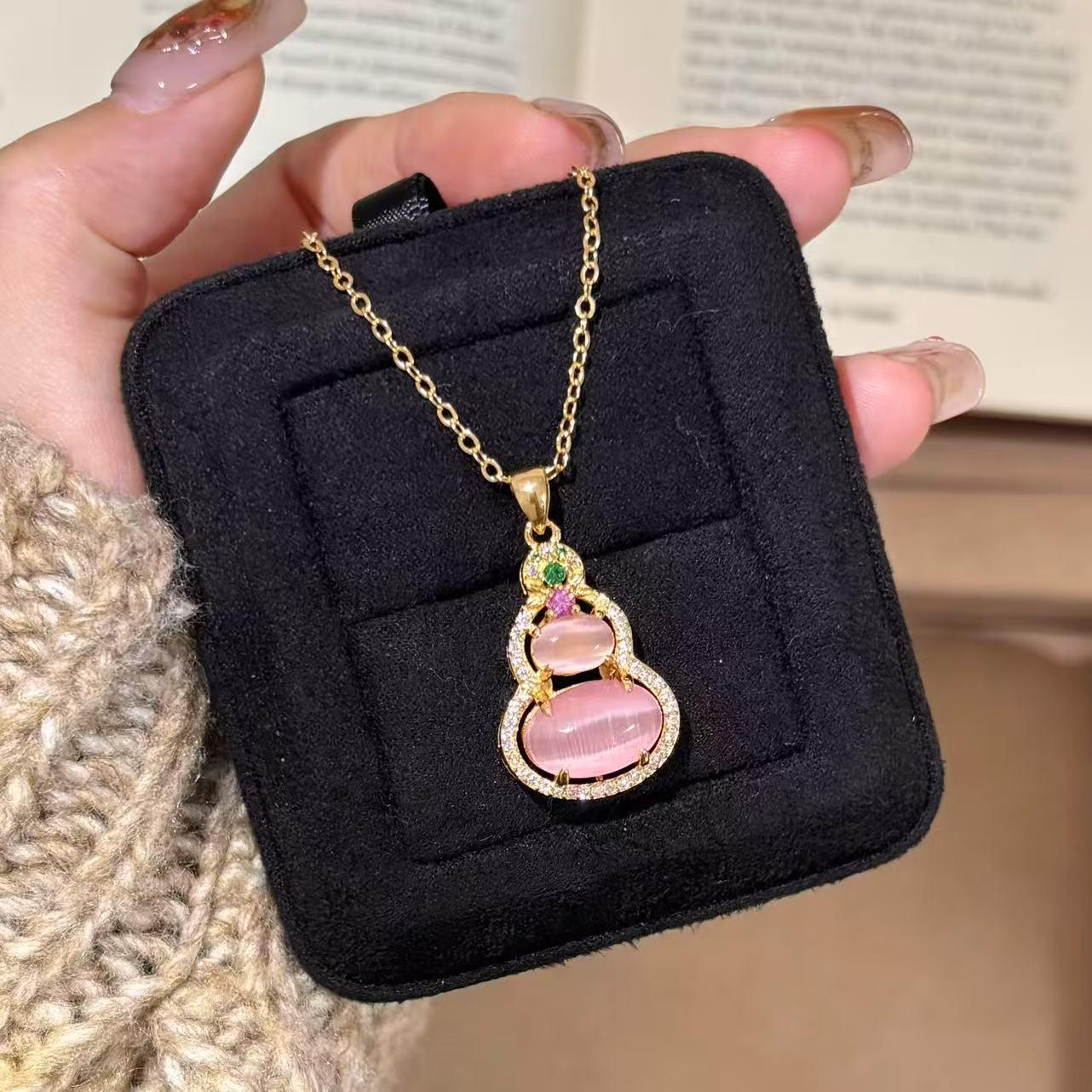 Vintage Pink Chalcedony Gourd Necklace, Encrusted with Zircon, Fashionable Versatile Elegant Luxurious Design Niche Collarbone Chain, Suitable for Parties and Anniversaries