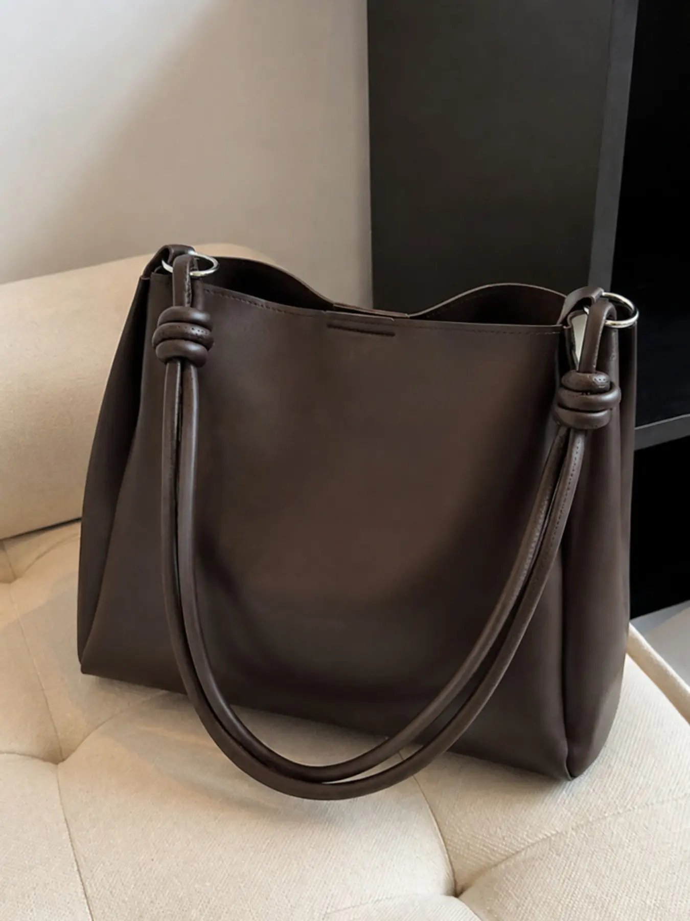 Women's vintage tote bag, elegant crossbody/shoulder bag, with a high-quality soft leather exterior, simple retro handbag, spacious enough for daily commutes, suitable for office, travel and casual wear.