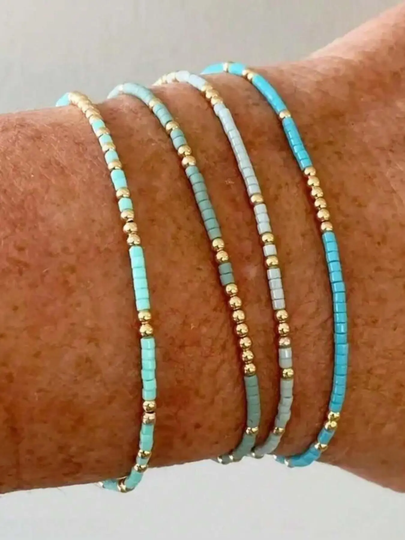 4pcs Turquoise Seed Bead Elastic Bracelet Set, Bohemian Gold Bead Elastic Handmade Girls Vacation Jewelry (Beads Random)