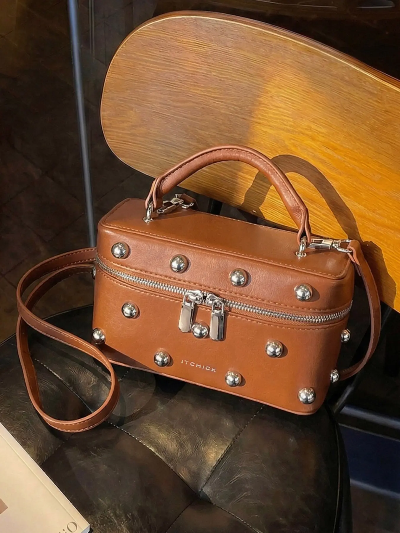 Vintage studded heavy-duty handbag, high-end stylish textured clasp crossbody bag, niche design light luxury shoulder bag, versatile delicate handbag for daily work, going out, shopping, and traveling.