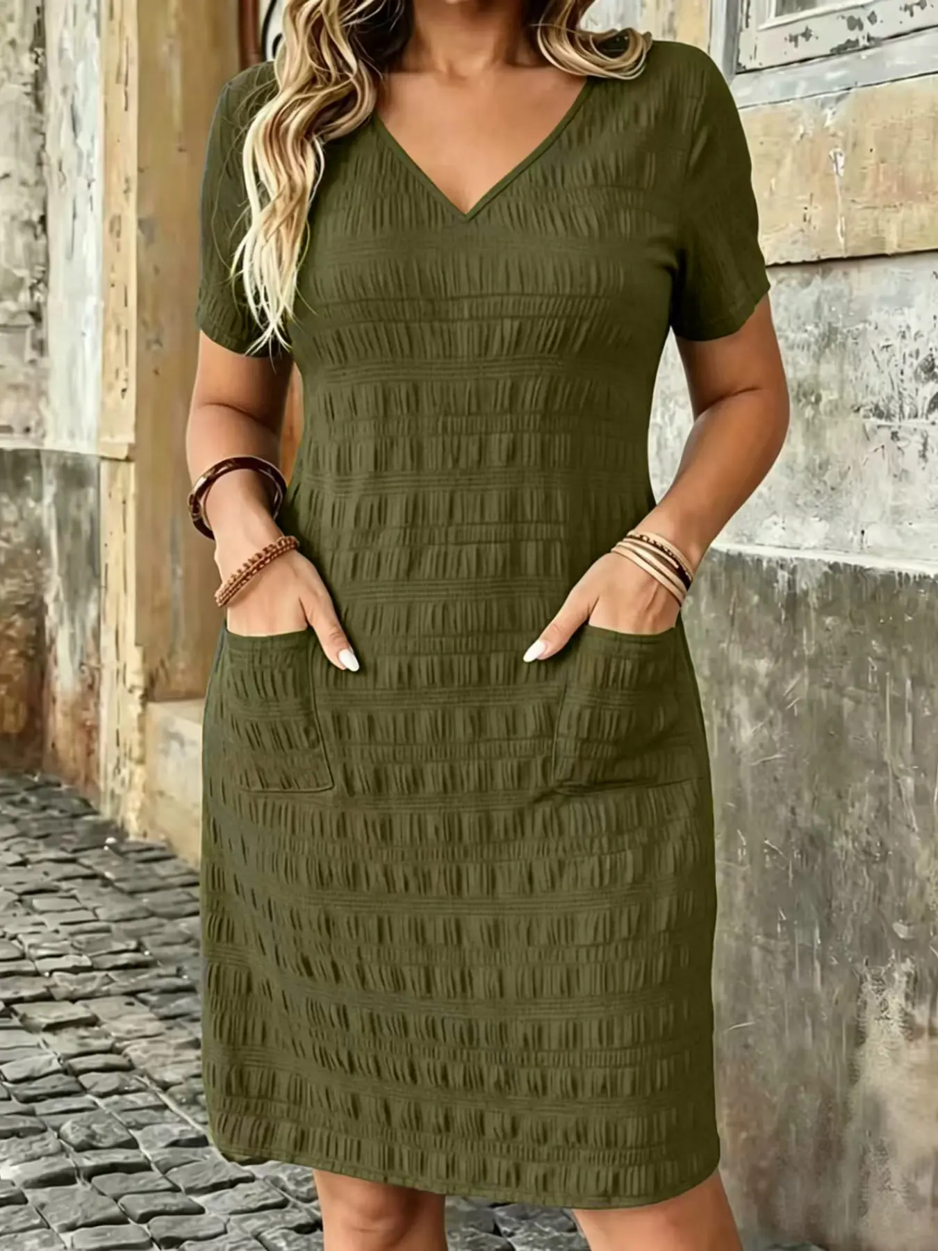 New Plus Size Women's Solid Color Pleated Texture Short Dress, Casual Wear Minimalist Short Sleeve V-Neck Loose Fit with Side Pockets, Casual Dresses, Summer Mini Dress
