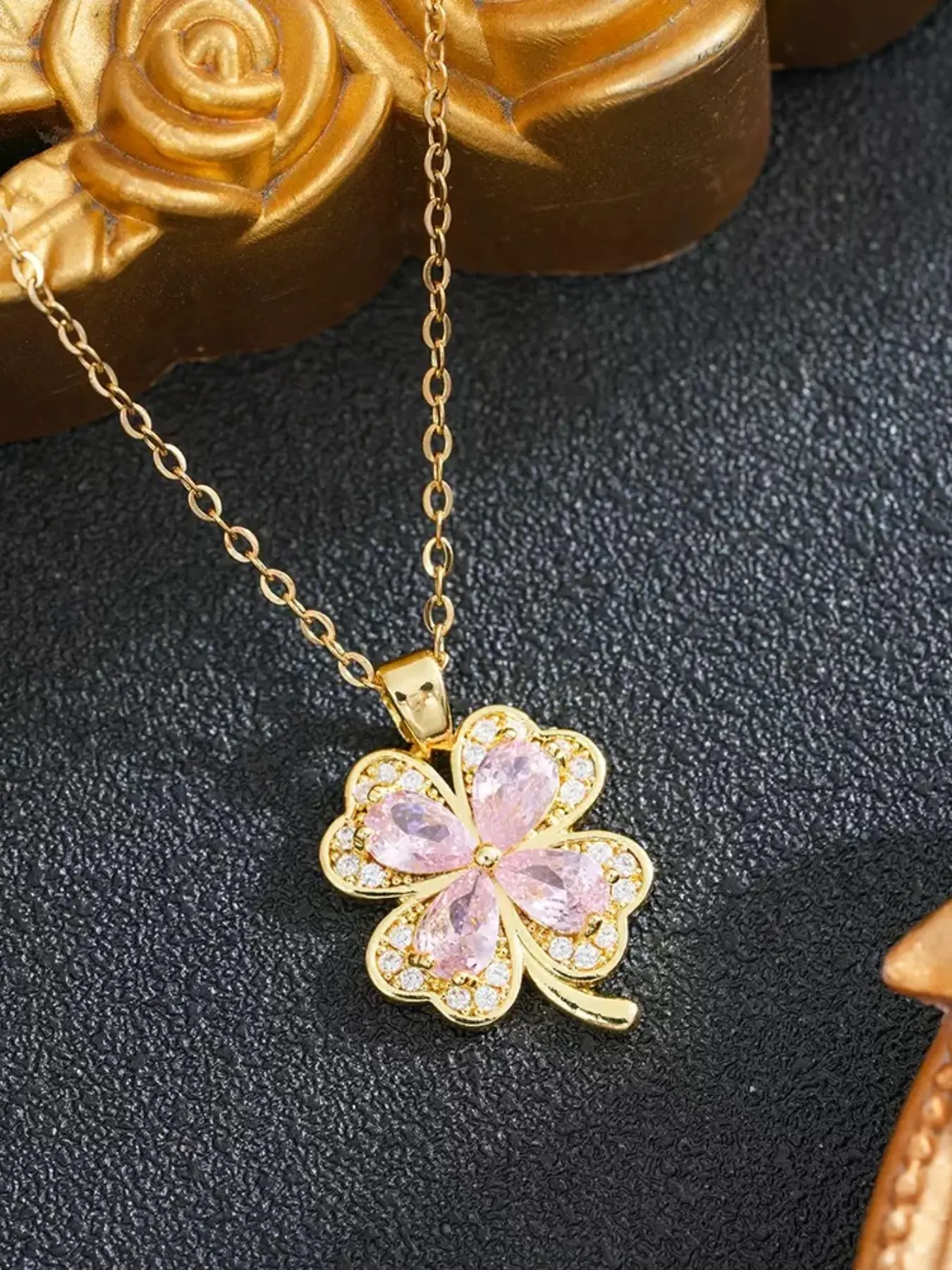 Colorful Clover Flower Pendant Necklace, Stainless Steel Ladies Chain, Moving Wings, Fade-Resistant, Daily Wear, Festival Accessory
