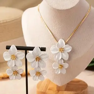 Elegant Flower Pendant Necklace and Earrings Set for Women, Classic Floral Fashion Jewelry Kit, Versatile All-Match Ear and Neck Accessories, Ideal for Daily Wear, Parties, Holiday Travel and Festive Gifts