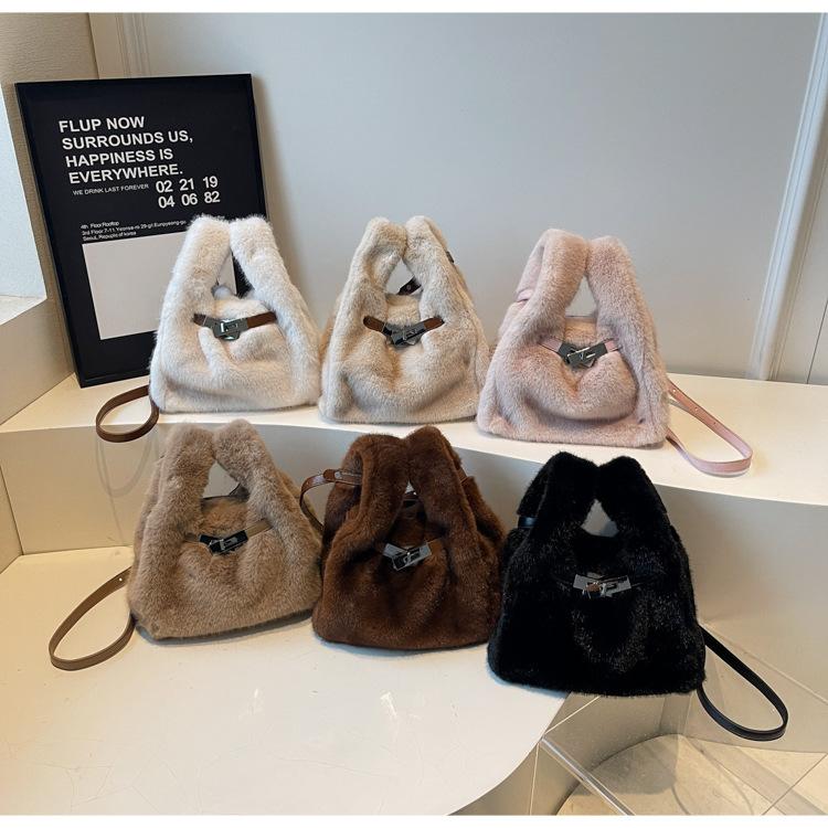 New Winter Faux Fur Top Handle Bag Korean Fashion Crossbody Bucket Bag for Women Comfortable and Versatile Texture Shoudler Bag