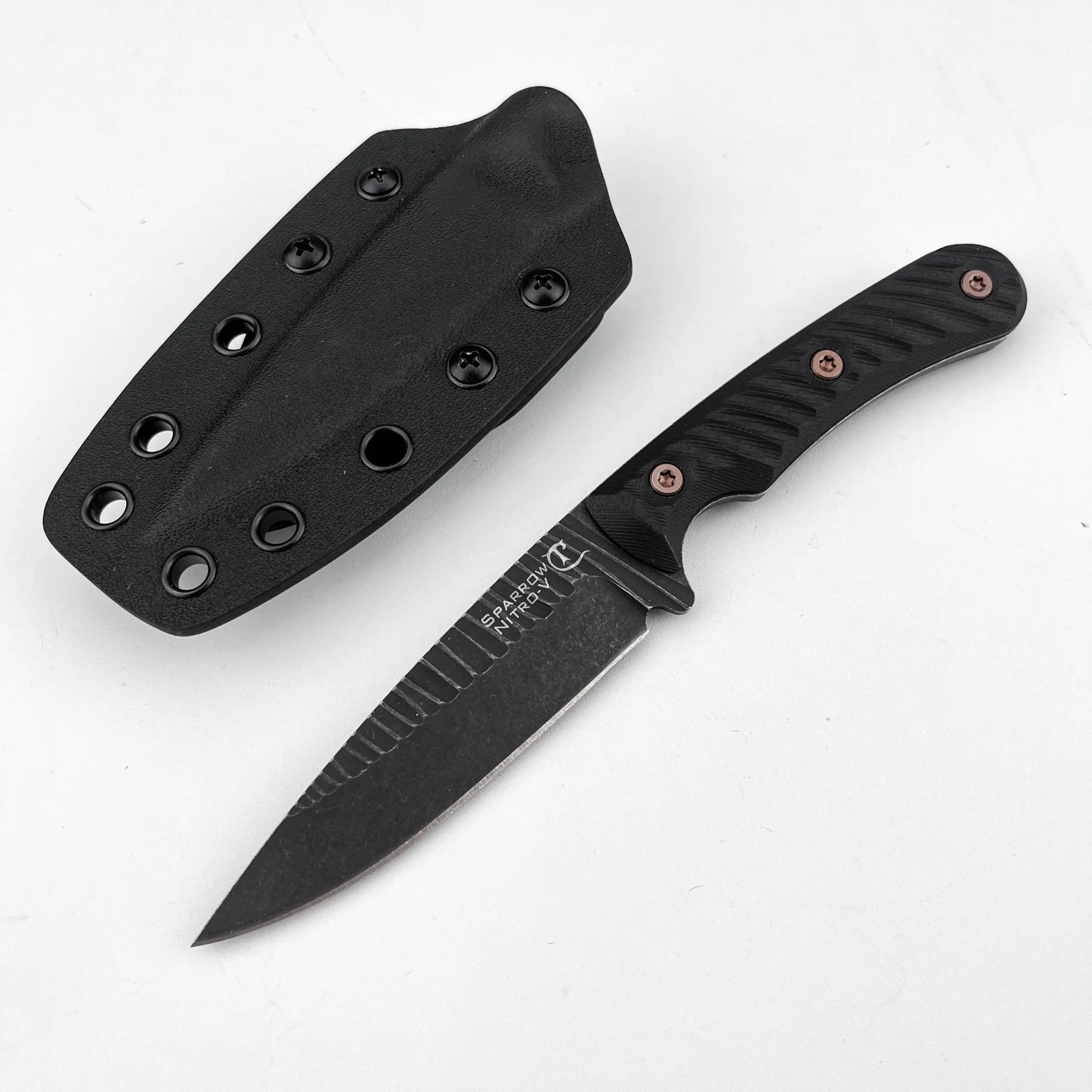 Black-striped outdoor portable straight knife, Edc knives, matte D2 hunting blade shape, three-dimensional wave anti-slip G10 handle, equipped with perforated hollow Kydex sheath, suitable for camping hiking, outdoor exploration, and carry-on EDC