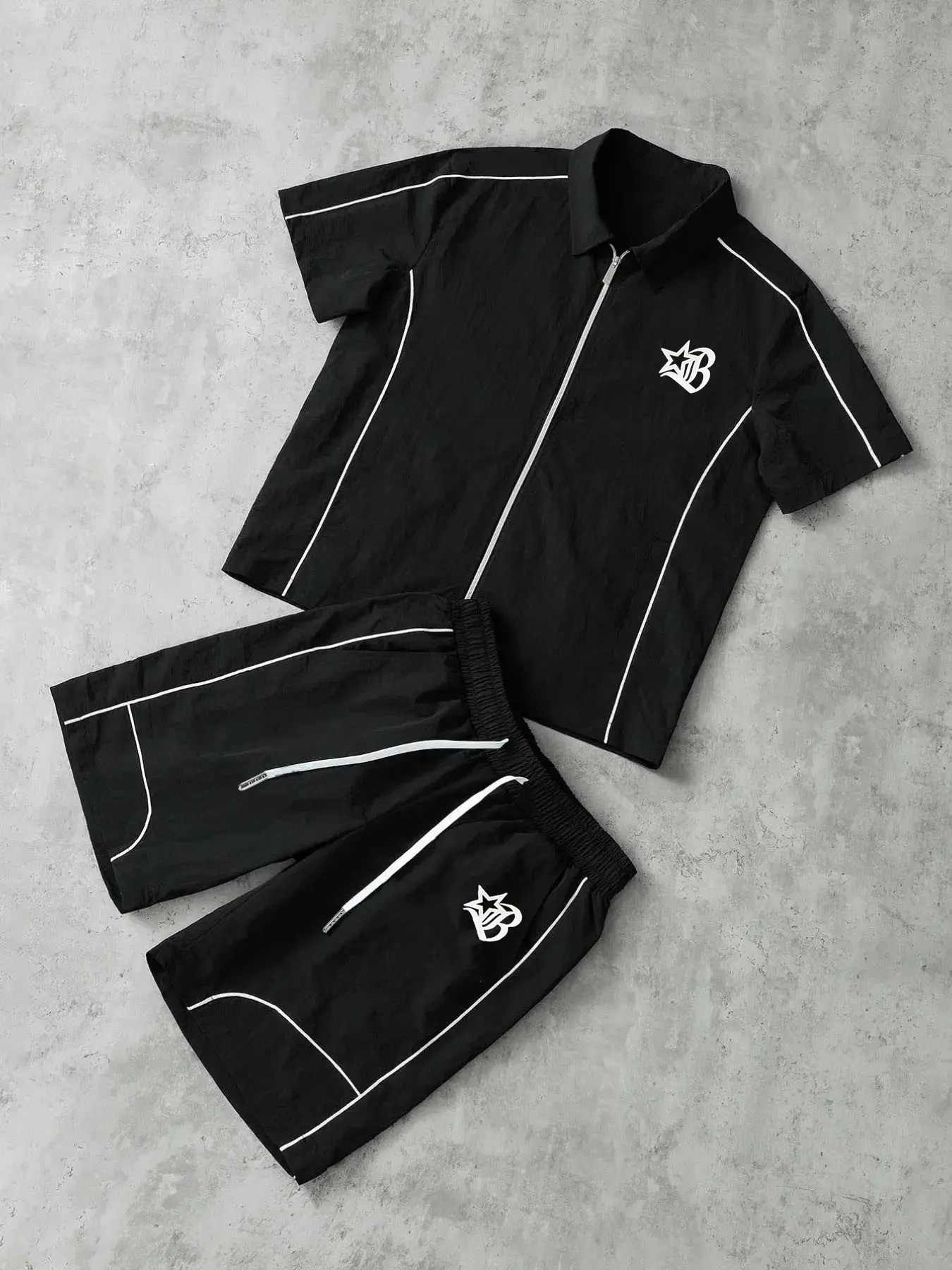 This Two-Piece Men's Racing-Style Outfit Features a Hip-Hop Style Top with Visible Stitching, a Turn-Down Collar, a Zip-Up Design, and Elastic Waist Shorts. Suitable for Outdoor Leisure, Vacations, and Everyday Street Style.