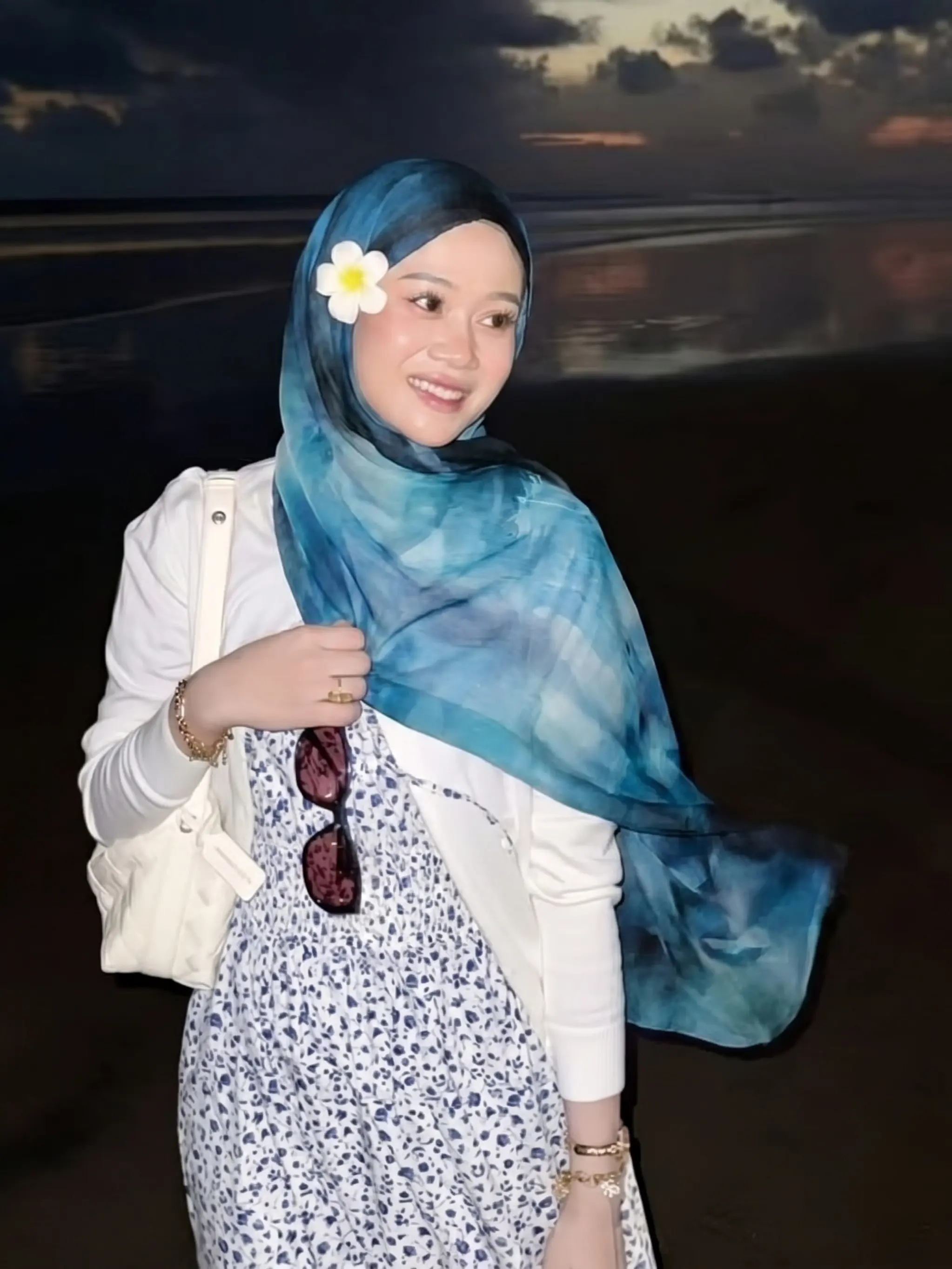 Deep Sea Blue Watercolor Muslim Headscarf, Lightweight Chiffon Hijab, Sun Protection Shawl, Beach Sunset Style, Long Scarf for Travel and Commute