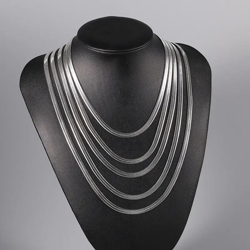 Titanium steel necklaces, stainless steel necklaces, hip-hop necklaces, blade chains, personalized trendy titanium steel blade chains