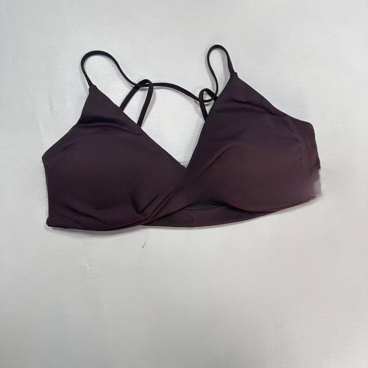 DFYNE's knotted sports bra looks amazing as outerwear! Seamless, matte fabric, padded yoga straps, perfect for both workouts and everyday wear.