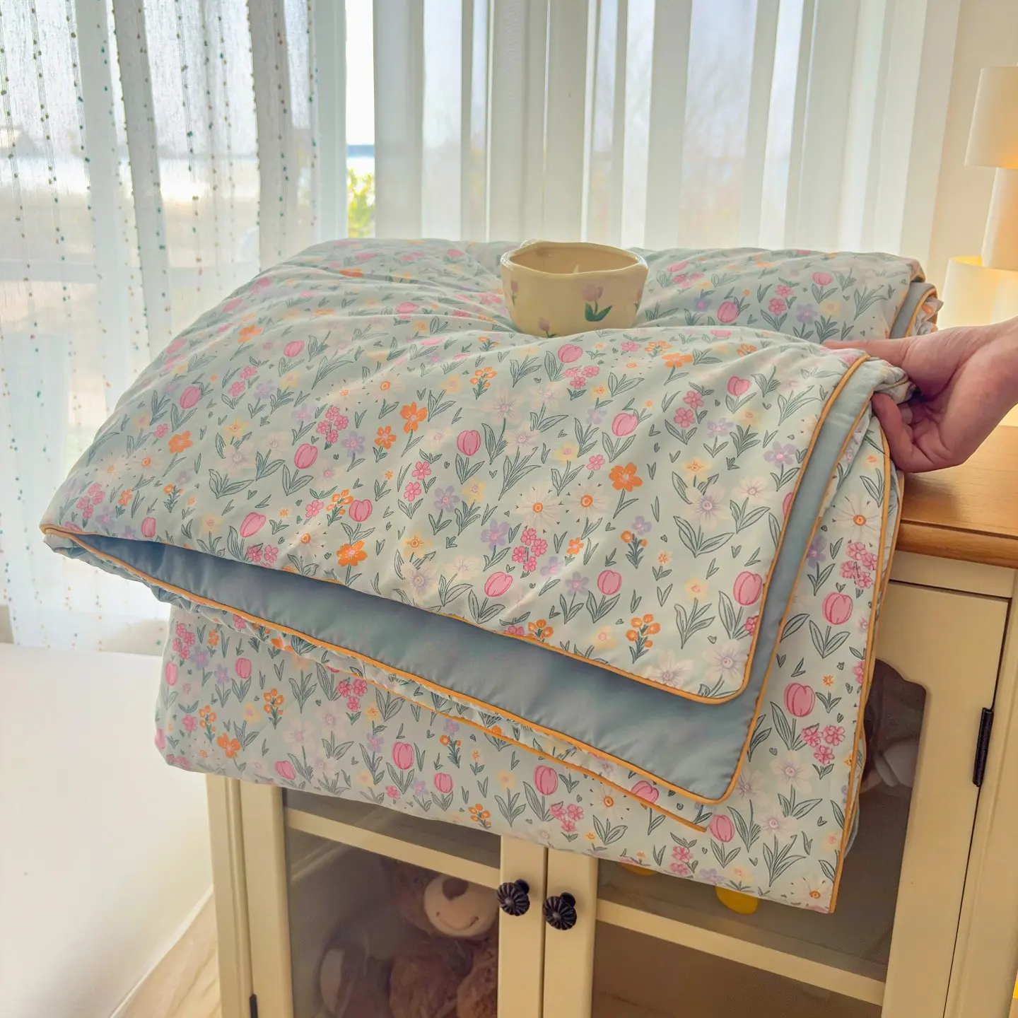1pcs of small floral print summer quilt, Lightweight quilt, super soft and skin-friendly air-conditioned quilt, Printed Quilts, suitable for use in all seasons, bedrooms, and living rooms, Air Conditioning Quilt
