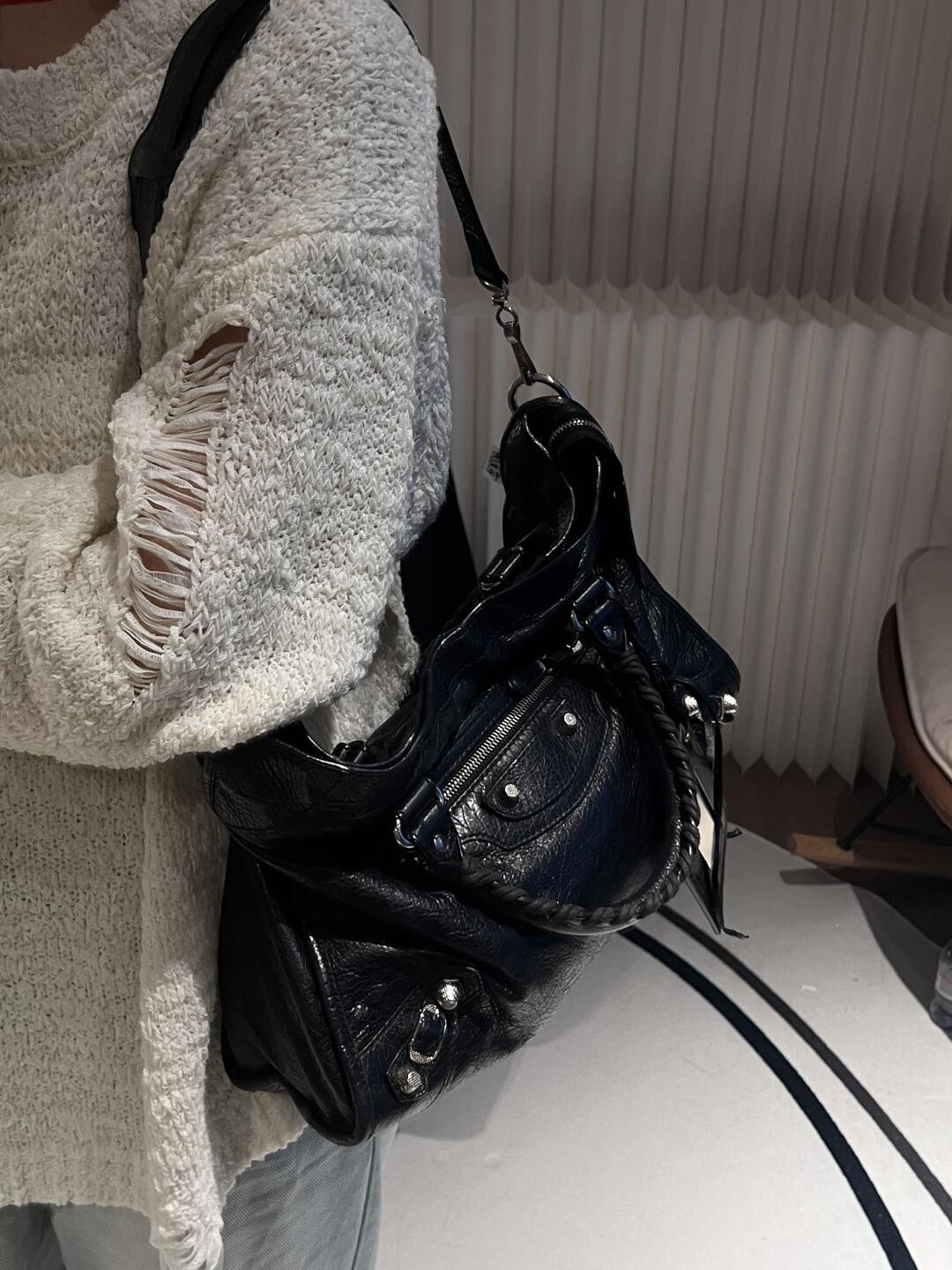 New Arrival Rivet Pillow Bag - Ins Motorcycle Style, High-End Large Capacity, Shoulder/Crossbody/Handheld for Trendy Cool Girls