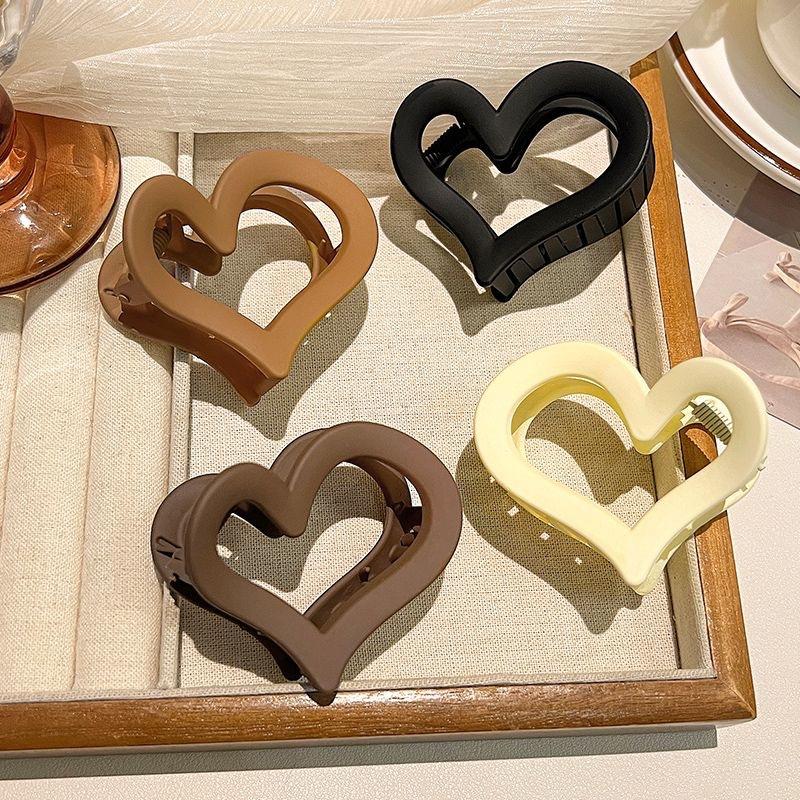Simple and versatile matte heart-shaped claw clip for women, elegant shark clip for updos, new 2026 model
