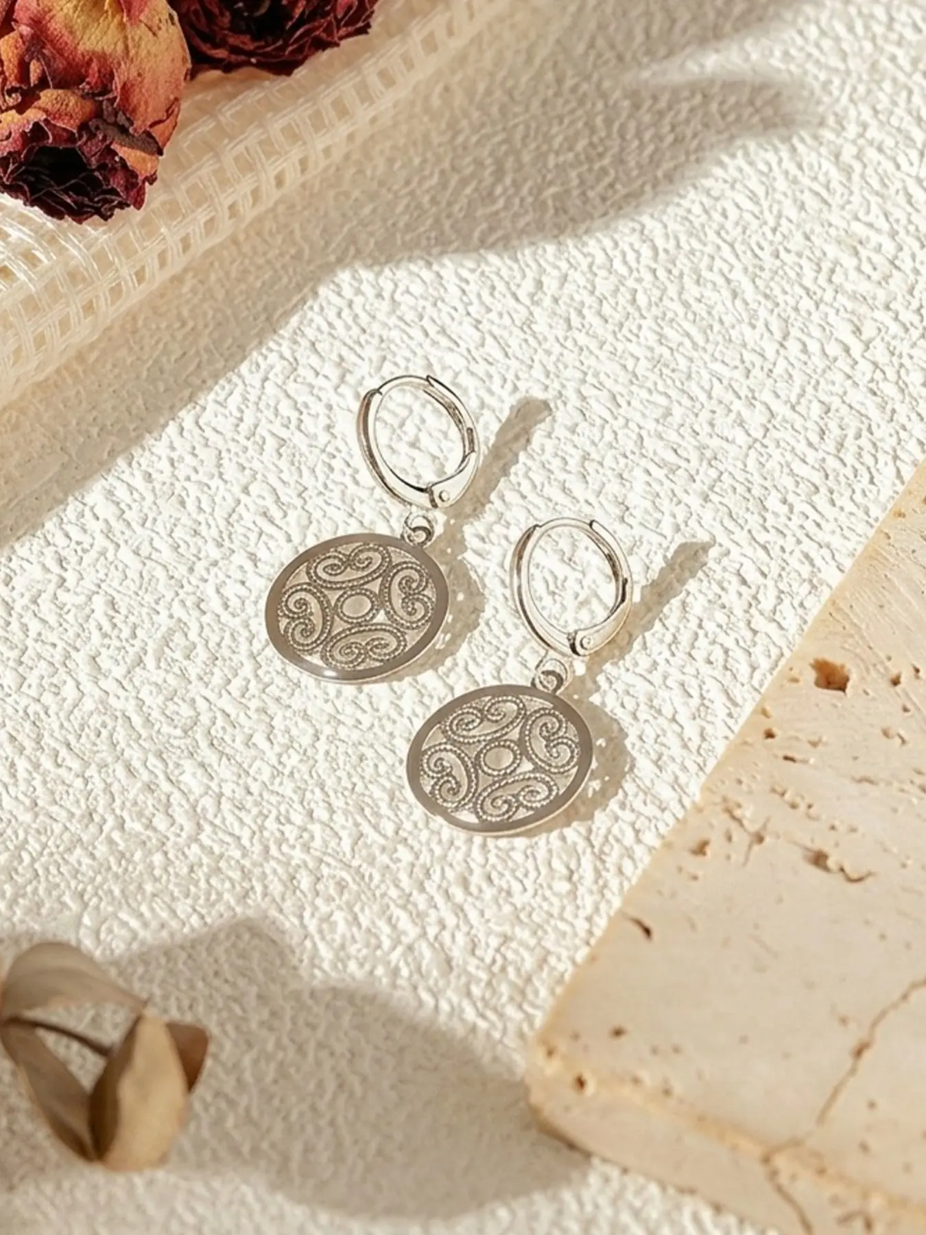 1 Pair European American Metal Style Long Drop Earrings, Gold Cut Hollow Ring Earrings, Unique Female Ear Jewelry, Stylish Decor for Daily Looks, Dating, Parties and Casual Street Wear, Great Gift Option