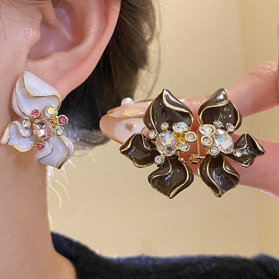 Silver needle studded with diamonds, oil-dripping flower ear clip, ear stud, mid-century vintage, retro earrings, light luxury and high-end women's jewelry