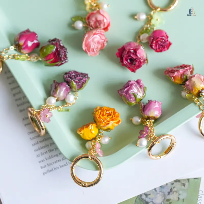 Forest Fairy Style Artificial Dried Rose Keychain Spring Elegant Natural Look Floral Charm Portable Flower Bag Pendant Daily Fashion Accessory