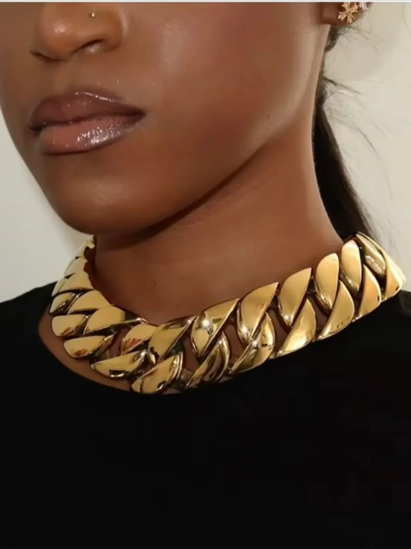 32mm luxury thick and heavy gram Cuban chain boutique jewelry necklace, heavy-duty charm gold-plated Cuban necklace, the electroplating process is stable and not easy to fade. The same style is worn by rap artists on large occasions.