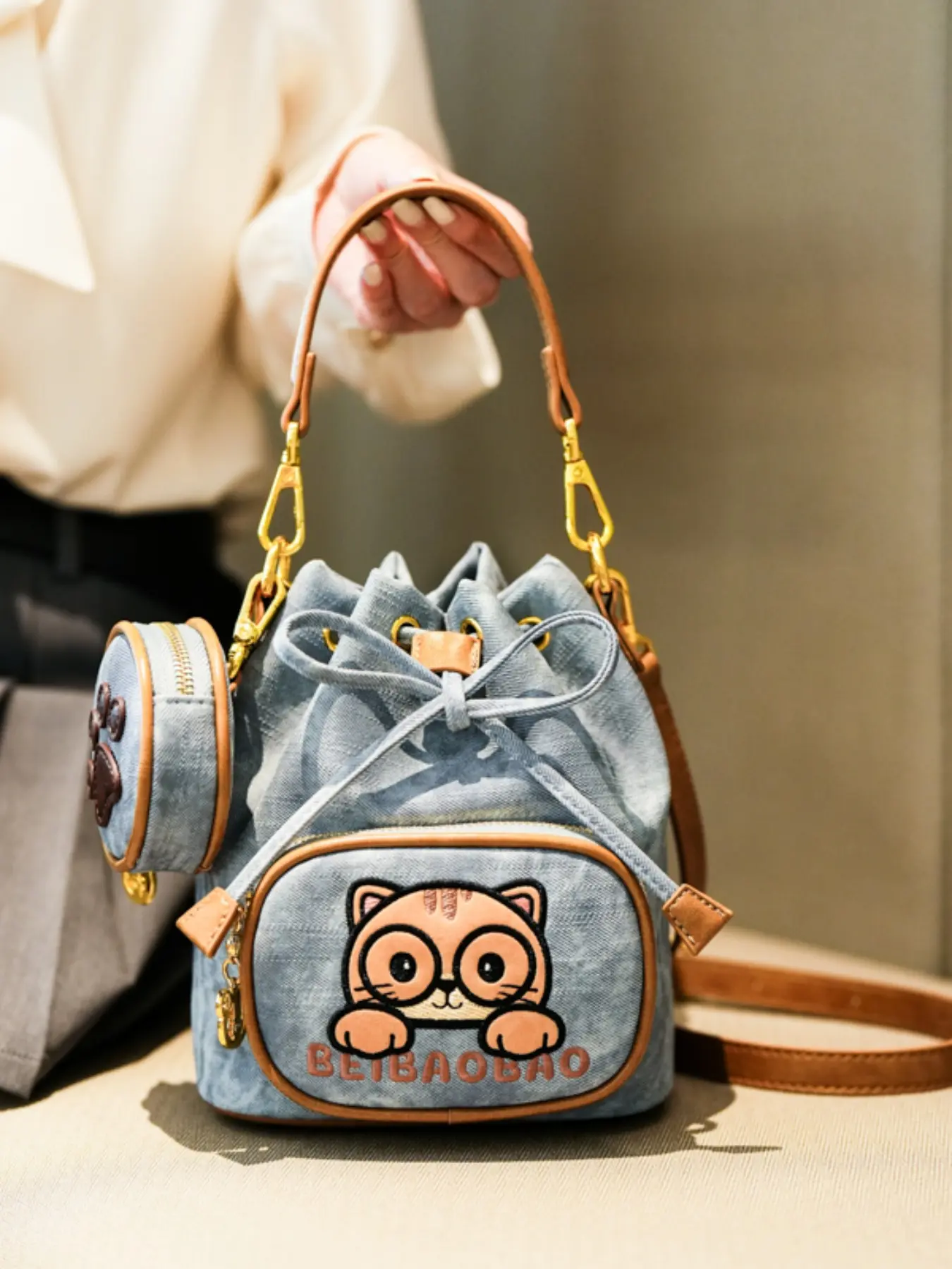 Fashion Cartoon Crossbody Bag, High-Profile Casual Shoulder Clutch, Large Capacity Bucket Bag for Women, Trendy with Charm Pendant, Chic Crossbody Bag, Crossbody Shoulder Purses