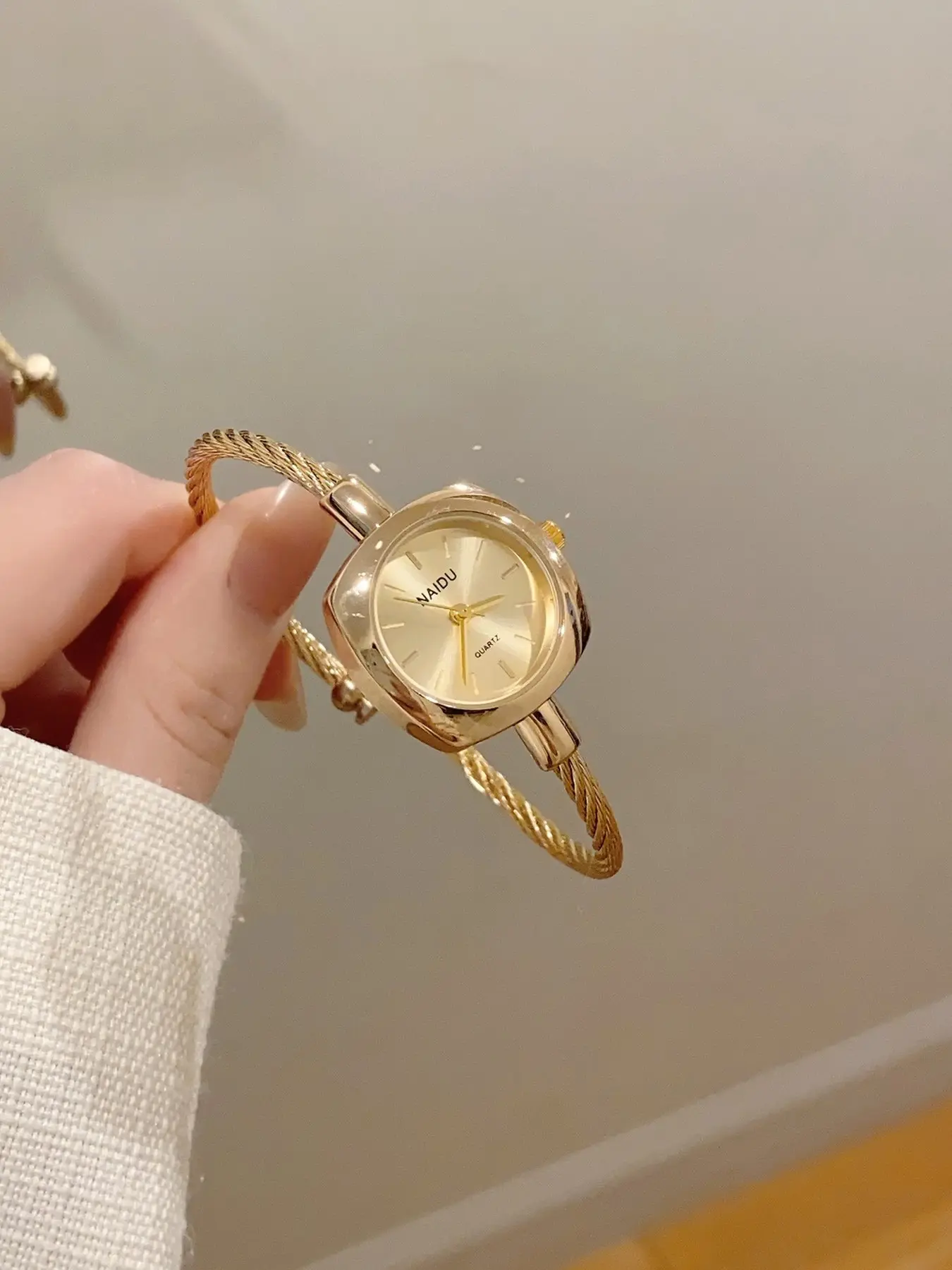 Vintage Round Bangle Watch for Women, Elegant Quartz Analog Watch, Lightweight Alloy Case, Plant Pattern, All-Season Fashion Accessory