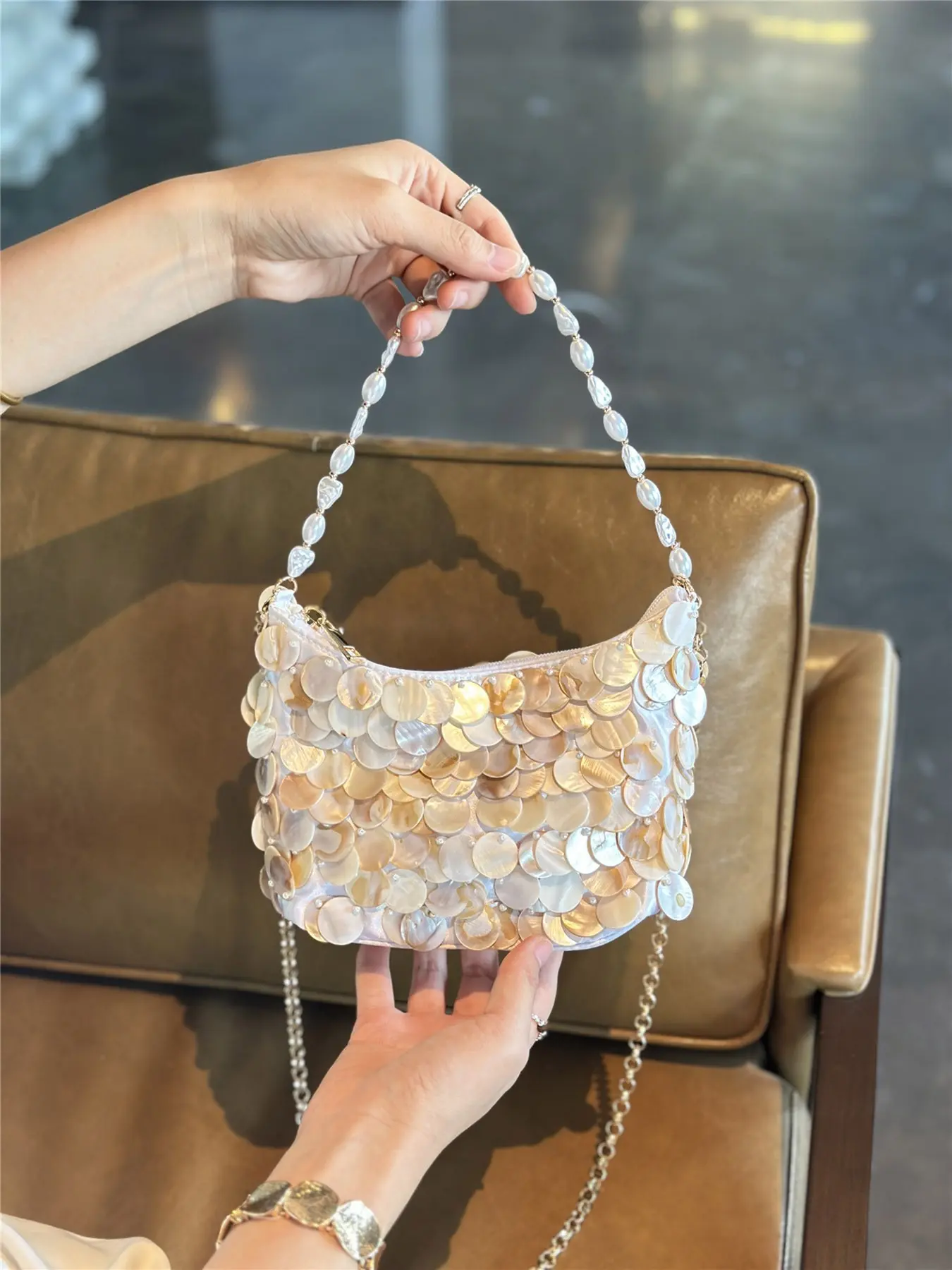 Exquisite and gentle atmosphere gradient round sequin handbag, pearl handle design, niche design, single shoulder crossbody bag, suitable for dinners, parties, dates, Bling evening bag, crossbody bag