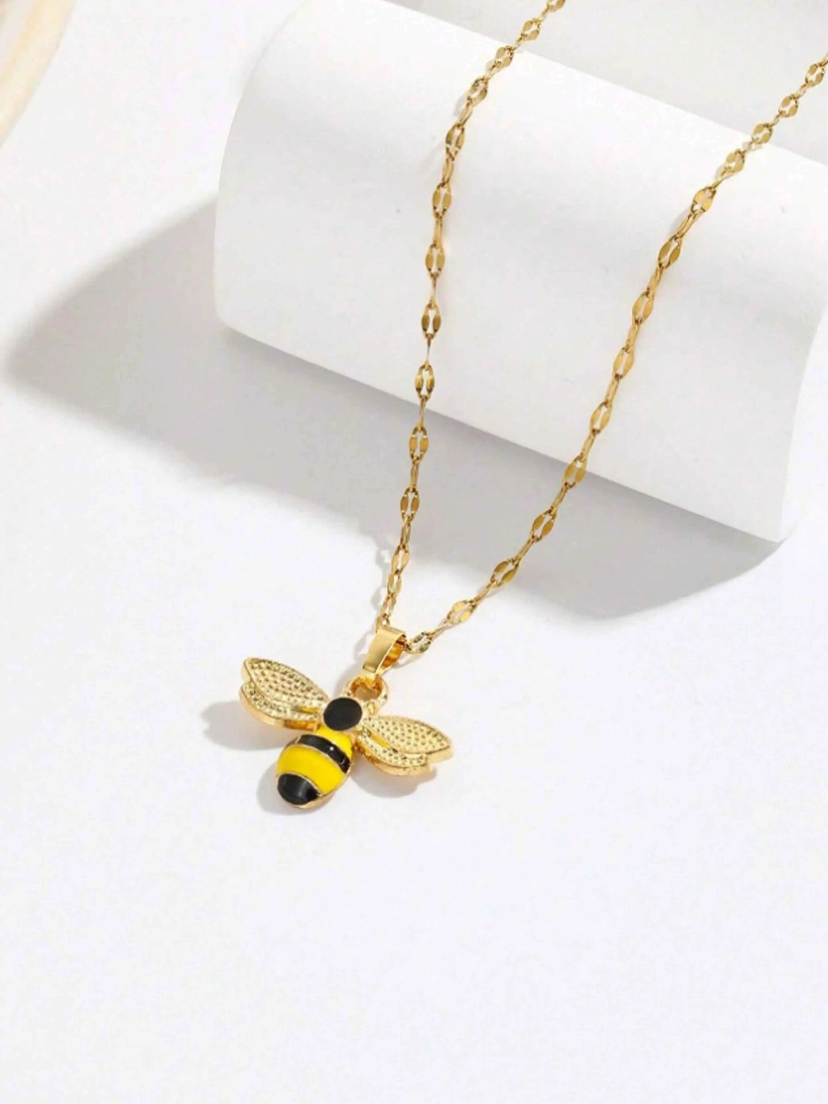 1 pc cute bee pendant necklace, stainless steel chain, long-lasting color retention, suitable for daily and party occasions.