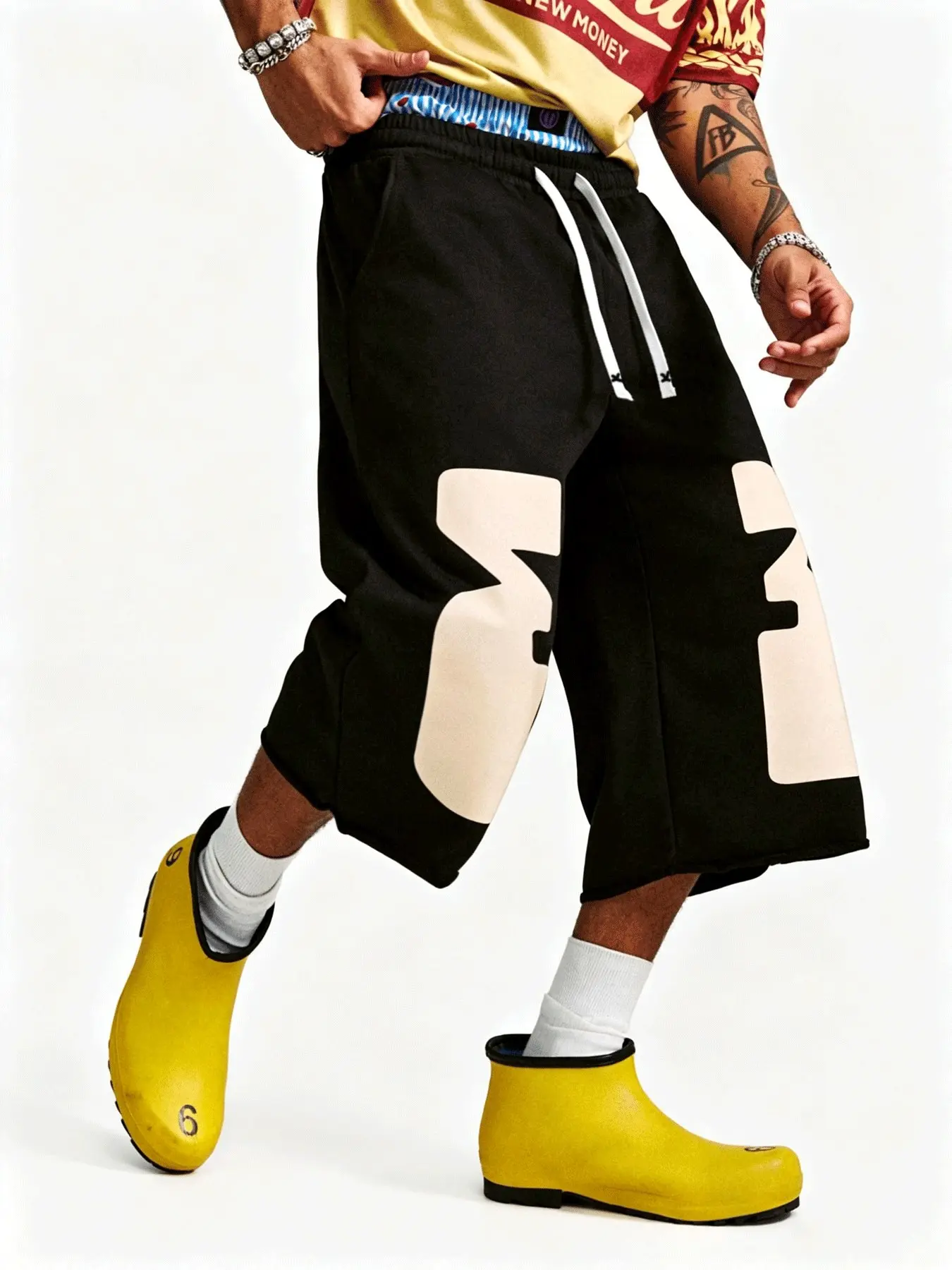 Men's Black Ultra Wide Leg Cropped Capri Sweat Pants, Big Beige Abstract Block Letter Print Double White Drawstring Baggy Mid-Calf Hip Hop Streetwear Seven-Point Jogger Trousers with Side Pockets for Men