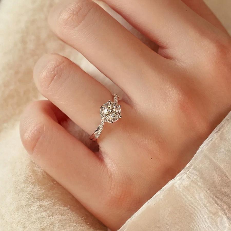 This moissanite ring set for couples features adjustable opening wedding rings, making it the perfect gift for proposals and wedding photography.An ideal choice for your girlfriend.