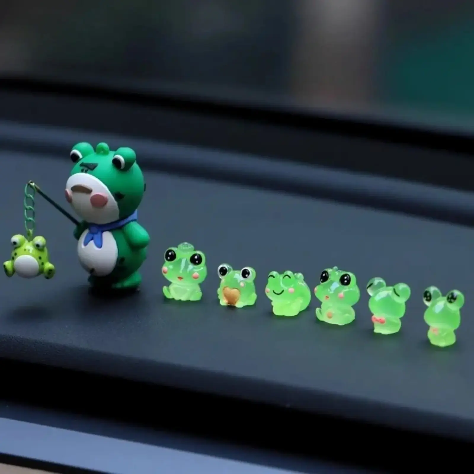 Cute Little Frog Dashboard Decor Figurine, Mini Cartoon Doll Ornament for Car Central Control Screen, Laptop & Computer Monitor, Lovely Small Interior Accessory for Auto Desktop Daily Decoration