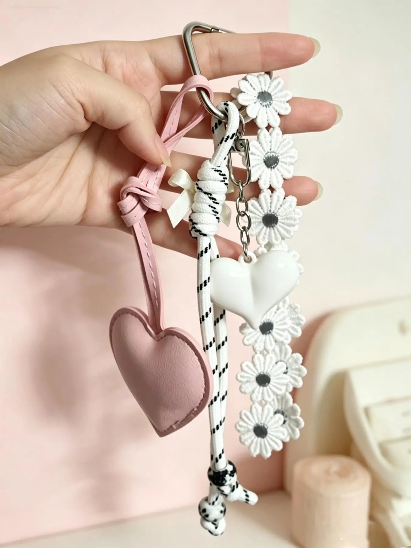 Aesthetic Coquette Cottagecore Heart & Daisy Combo Bag Charm, Soft Girl Leather Heart Tag Lace Daisy Chain Woven Rope Backpack Accessory, Gift For Teen Girls & Women