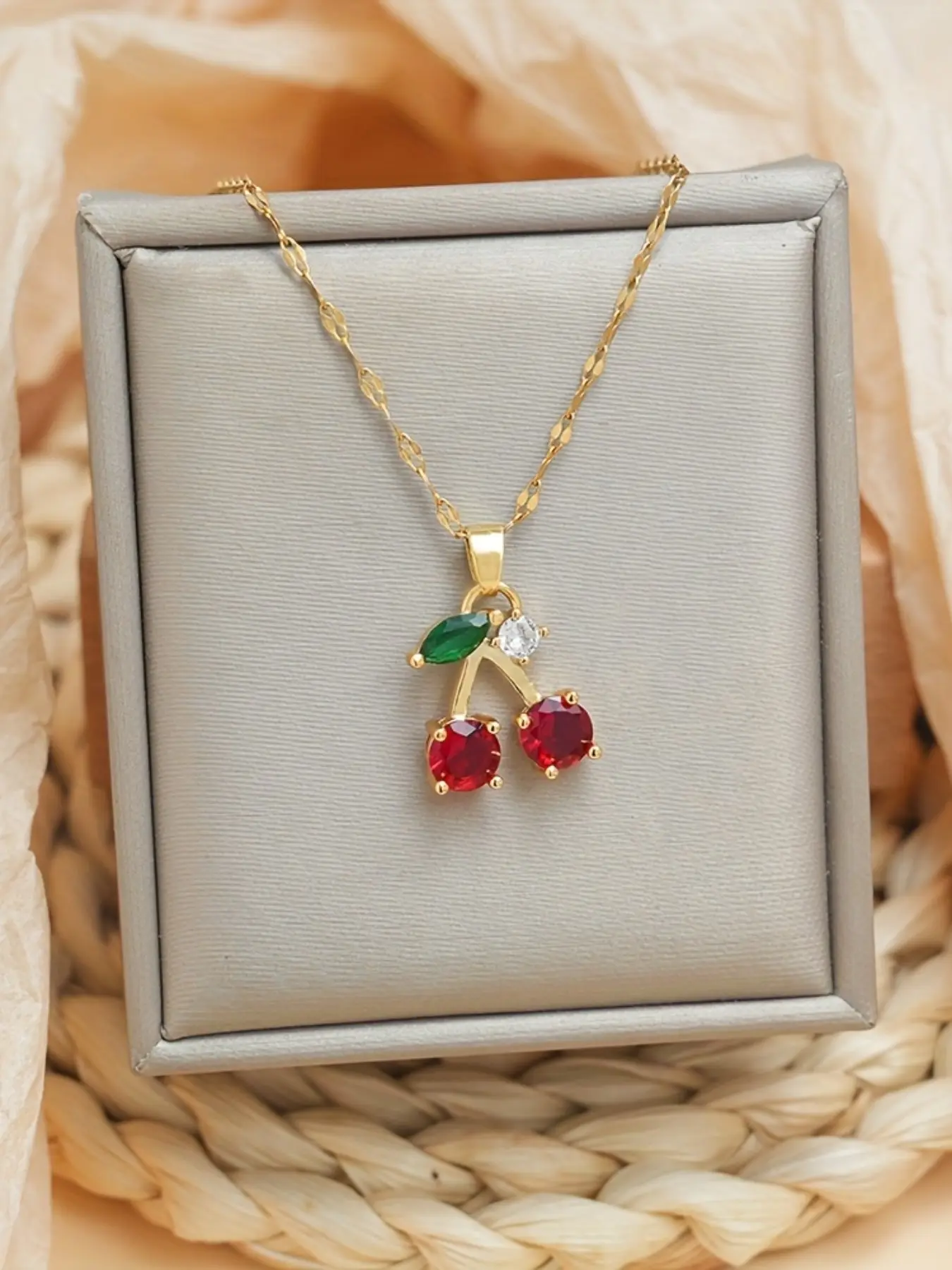 Elegant Zircon Cherry Pendant Necklace for Women, Stainless Steel Collarbone Chain, Daily Wear Jewelry, All Seasons Accessory