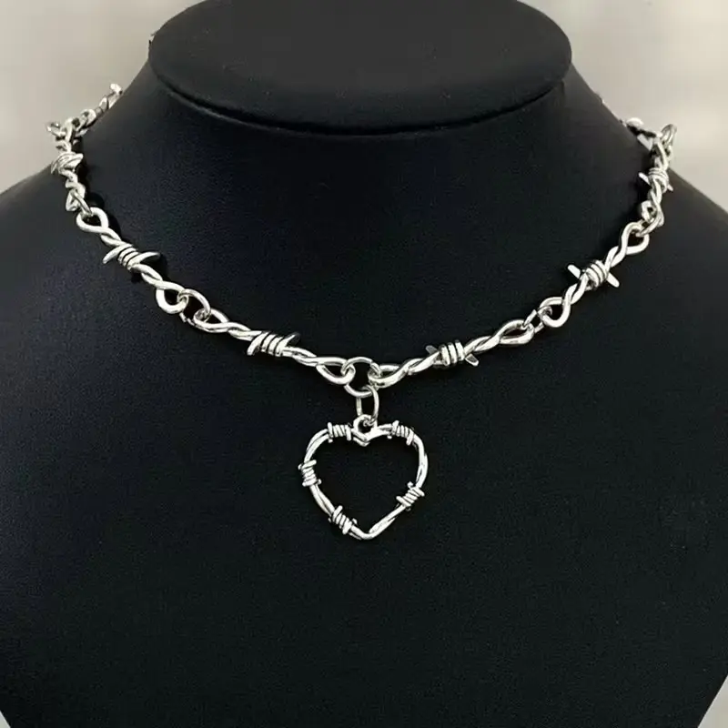 1pc Hip Hop Punk Heart Thorns Pendant Necklace, Perfect Jewelry Gift, Stylish Accessory for Men and Women, Unique Fashion Statement