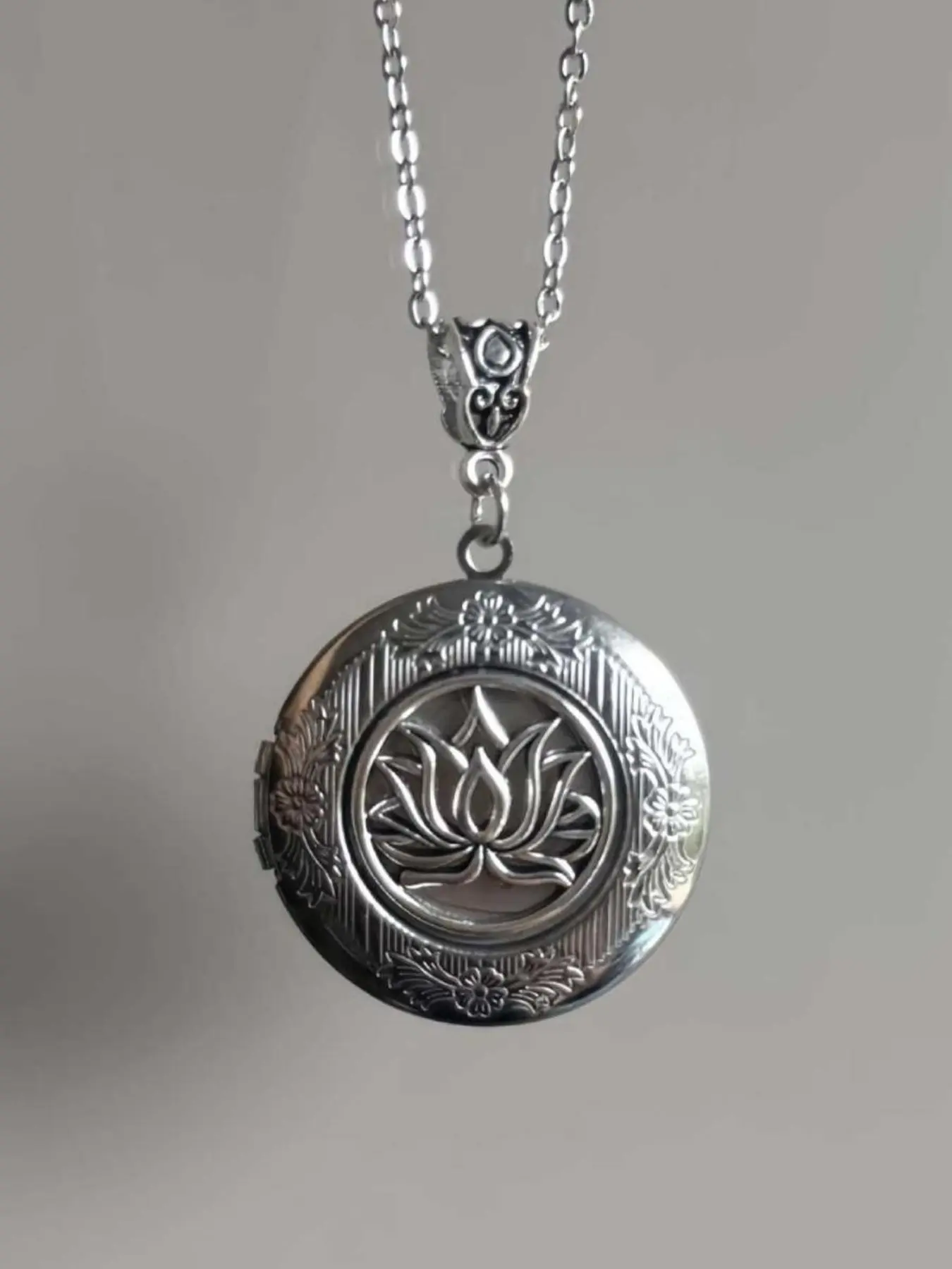 1 Piece Vintage Engraved Lotus Locket Photo Necklace, Openable Round Picture Frame Pendant Neck Chain, Women Bohemian Decorative Neck Jewelry