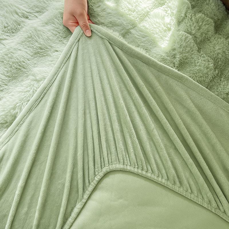 A washable bed cover made of imitation rabbit hair, made of soft and comfortable fabric, suitable for cold weather, with a simple style, used in bedrooms