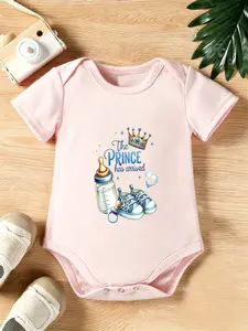 The Little Prince makes a sparkling debut! This baby triangular romper features an all-over print of crowns, milk bottles and small leather shoes. A handsome and cute casual outfit ideal for daily crawling and outdoor activities, this unisex newborn rompe