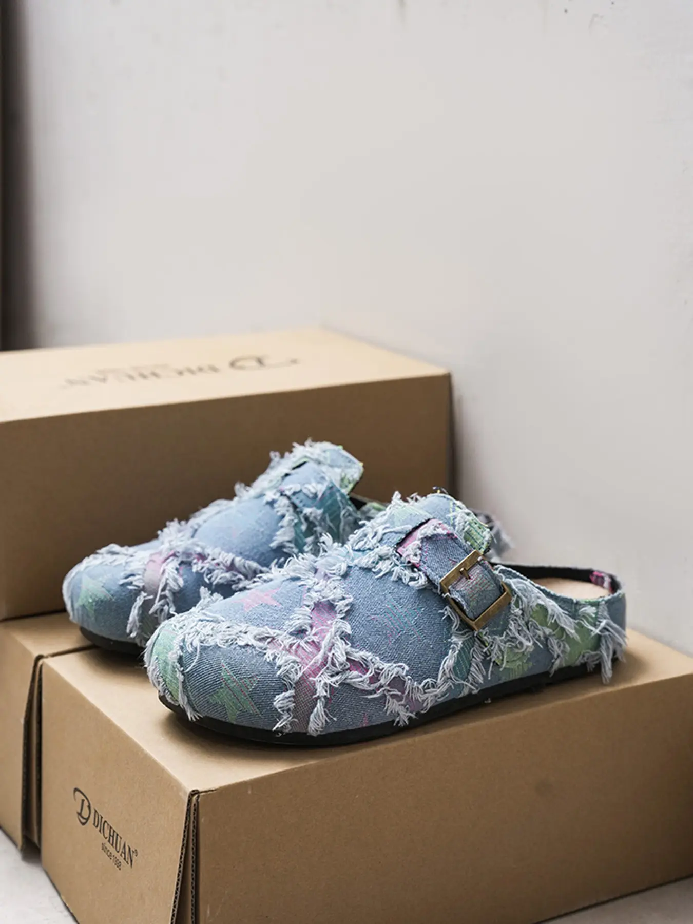 Distressed Fringe Denim Star Print Mule Clogs, Adjustable Vintage Metal Buckle Slip On Closed Toe Slippers, Flat Mules, Retro Streetwear Flat Casual Slides for Daily Outdoor Fashion Outfits