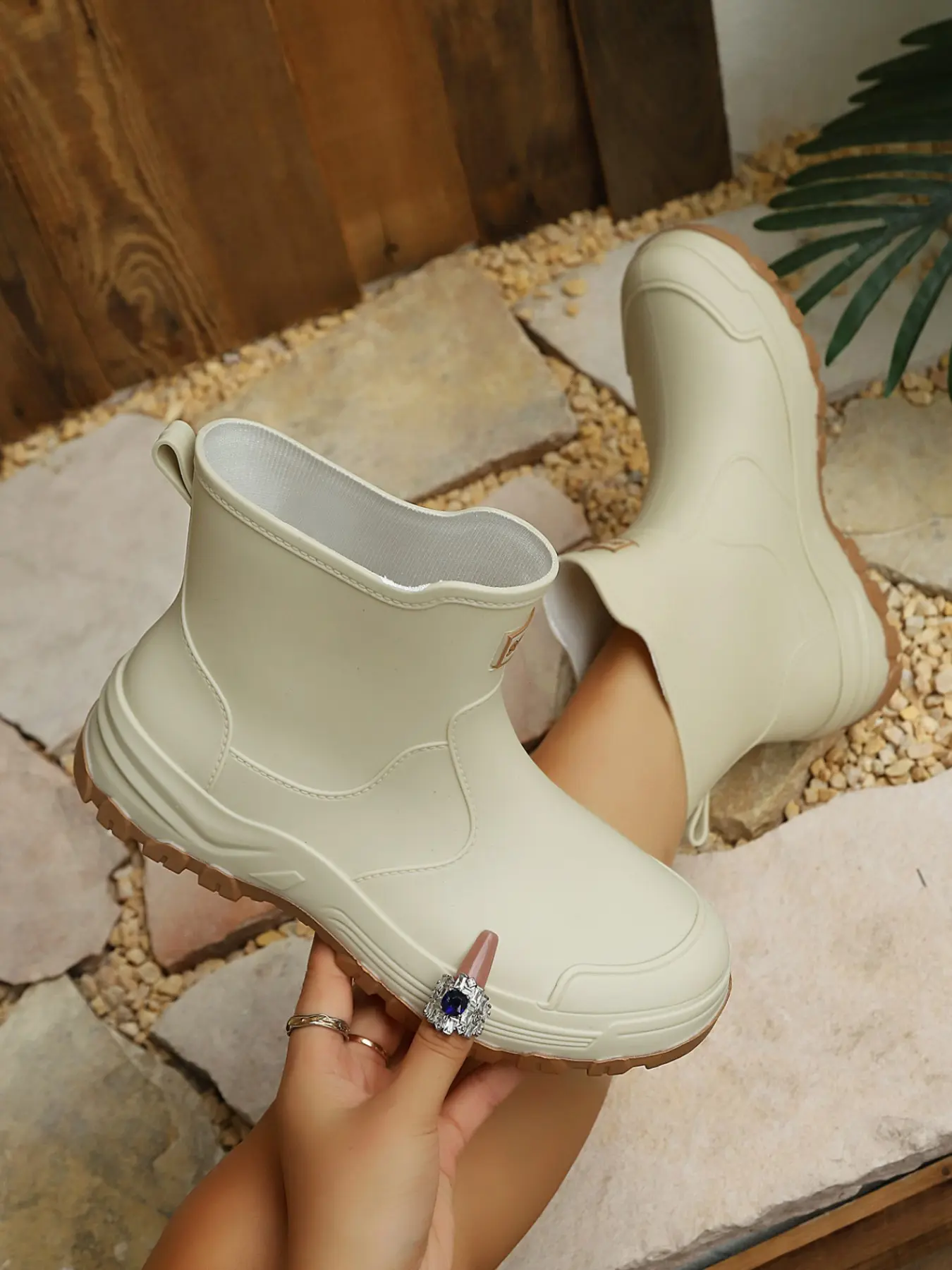 Women's mid-heel waterproof rain boots, classic and stylish rain boots, durable one-piece design with no leaks, easy-to-clean smooth matte surface, suitable for rainy days, camping, beach outings, and commuting.