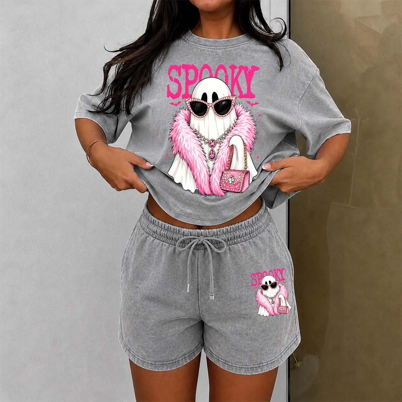 Women's Washed Cotton Shorts Two-Piece Set: A Uniquely Styled Halloween Ghost-Themed Party Outfit. Featuring Pink Sunglasses, Flamboyant-Style Ghost Patterns, And Pumpkin Designs. Also Suitable As Casual Summer Loungewear.
