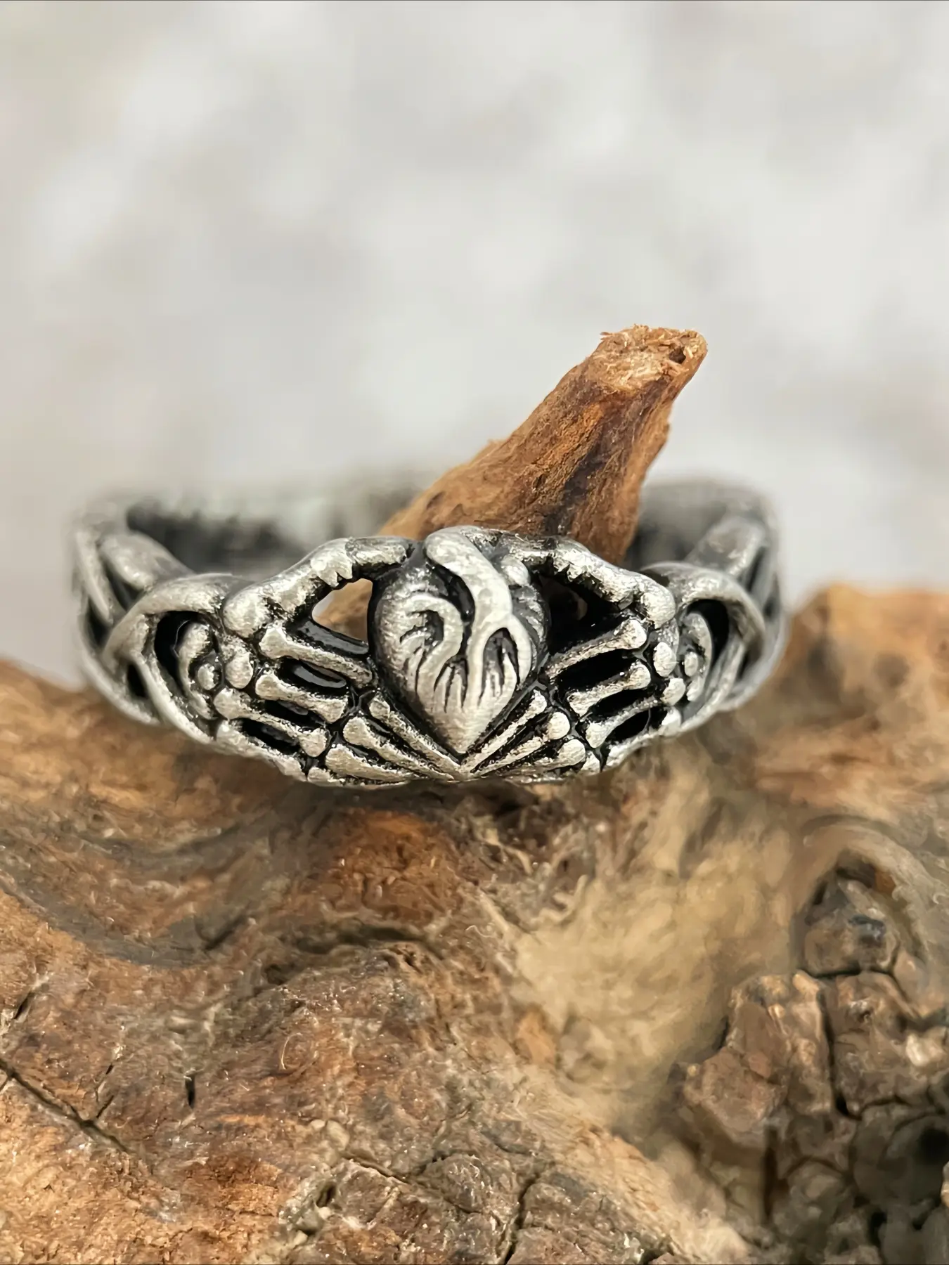 1Pc Oxidized Silver Alloy Skeleton Hand Hold Heart Ring Gothic Hollow Dark Mystical Jewelry Suitable for Halloween Party Wear Unisex Gift for Men Women Costume Jewelry Rings Finger Rings