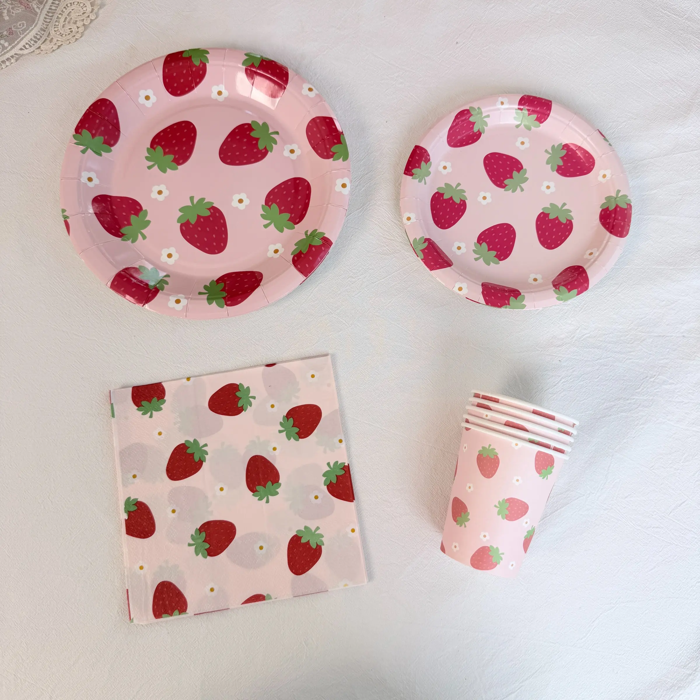 Strawberry Pattern Happy Birthday Disposable Plates Set, Disposable Tableware Set, Party Dessert Serving Ware, Easy Cleanup, Birthday Supplies
