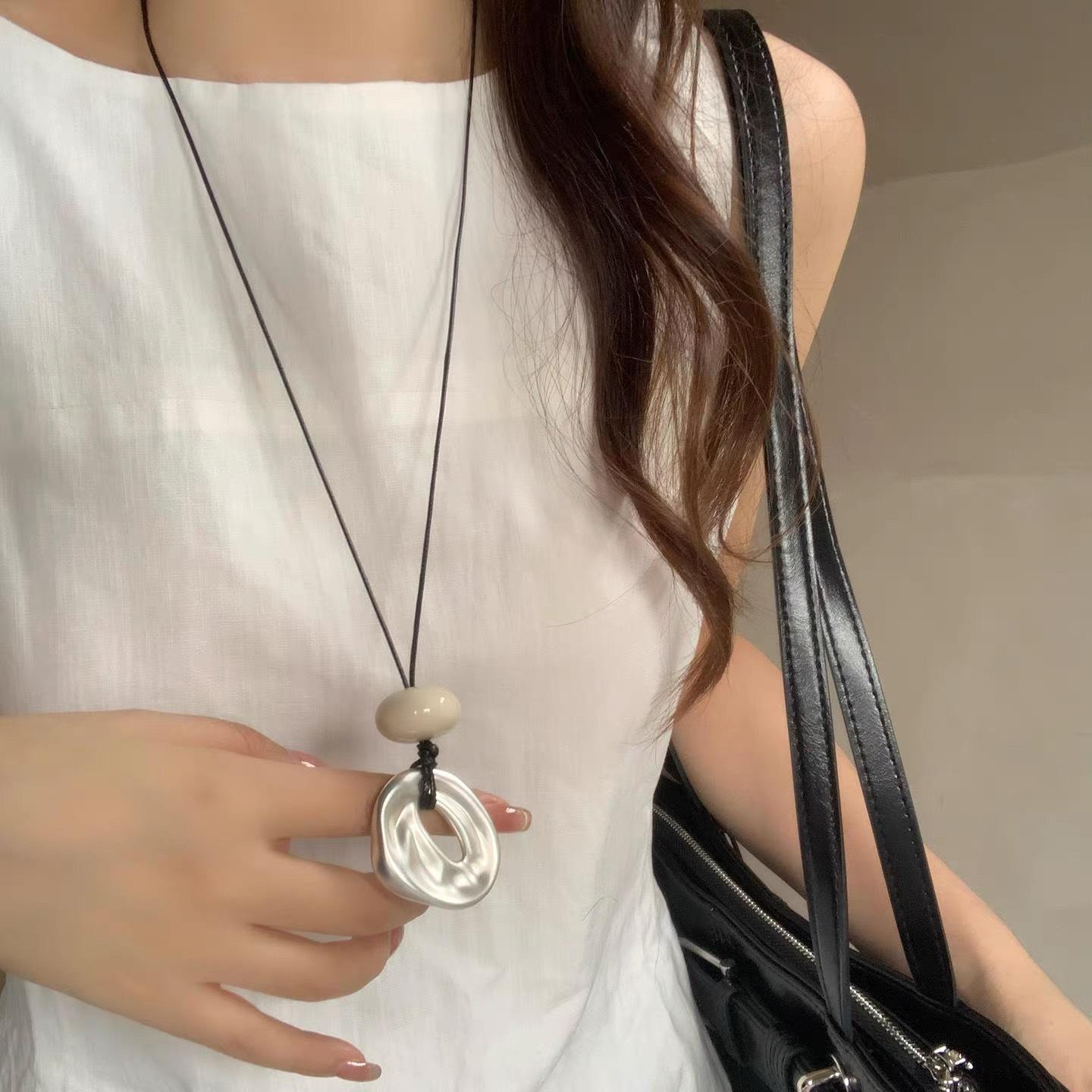 Korean InS-style simple irregular circle pendant long necklace, a niche design for women, versatile sweater chain necklace