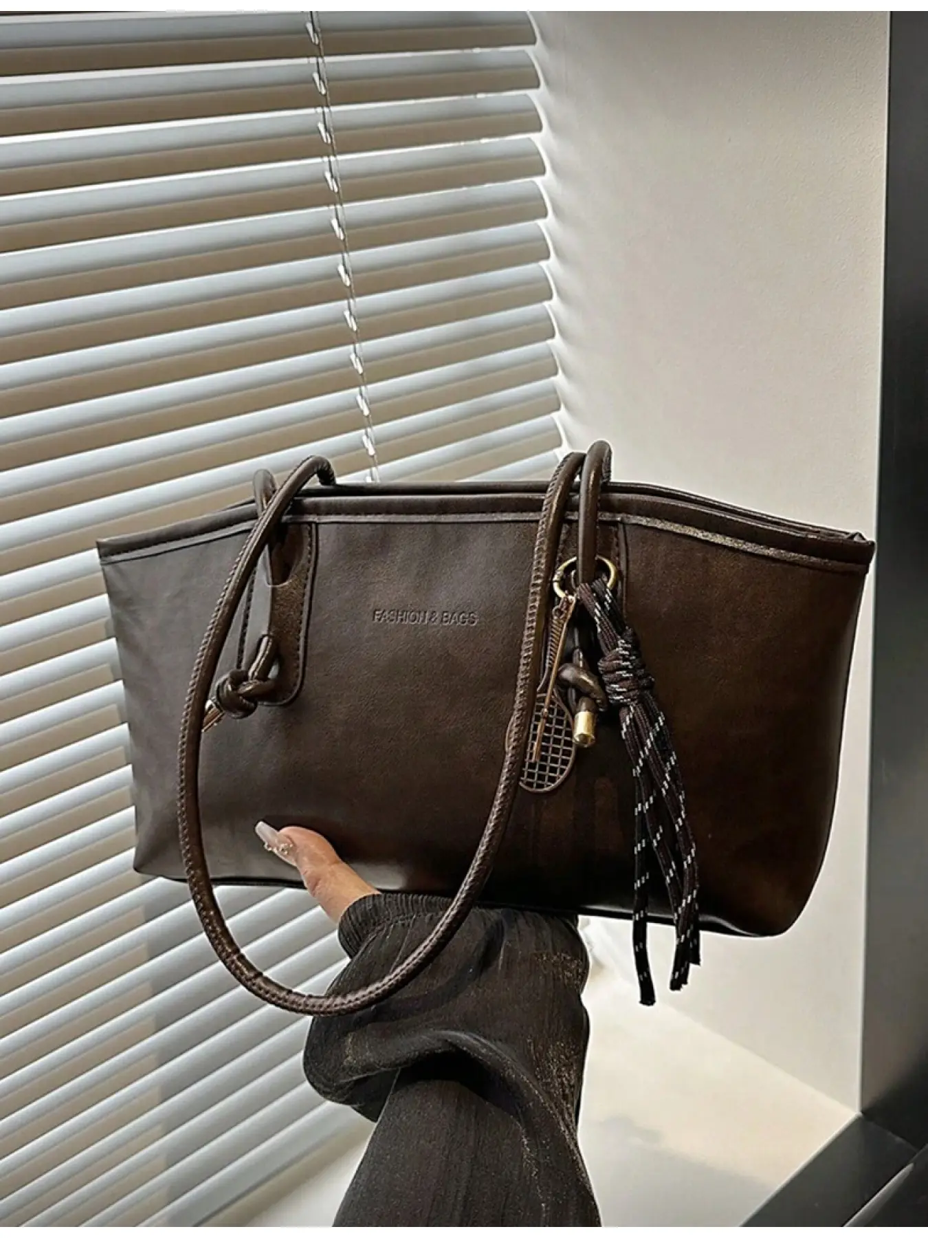 Women's Vintage Quilted PU Bowling Bag with Zipper Closure Large Capacity Tote Crossbody Bag for Daily Office Use Autumn Winter Fashion Retro Handbag
