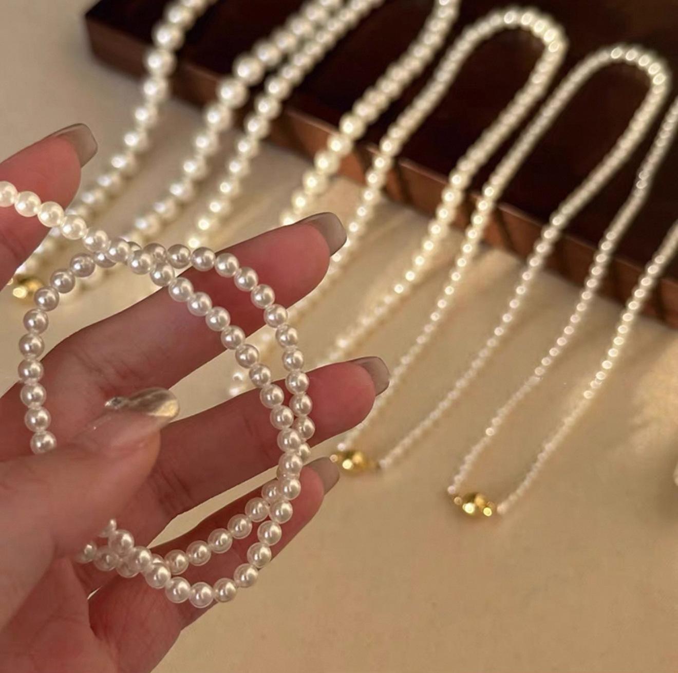 Glass Bead Magnetic Clasp Necklace for Women, Simple Light Luxury, Niche & Premium Rice Bead Design, Elegant & Versatile Clavicle Choker