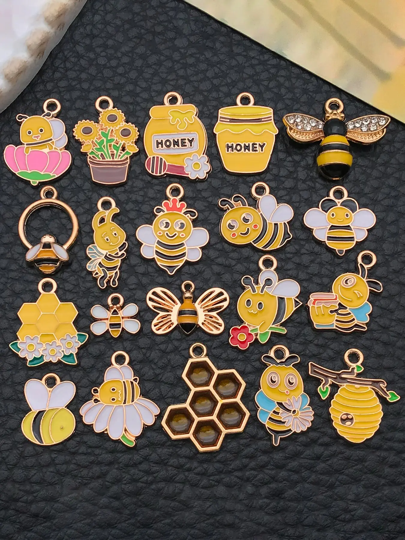 20pcs Honeycomb Bee Charms, Bee Charms Alloy Honeybee Charms Pendants Animal Pendant Charm Bulk Bee Keychain Accessories for DIY Necklace Bracelet Jewelry Making Earrings Bangle Crafting Making