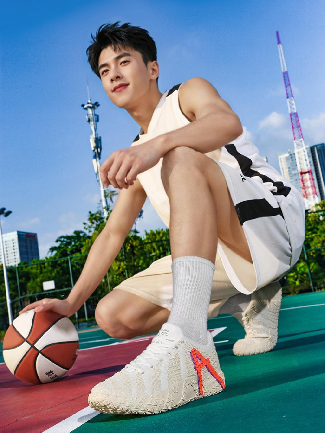 Men's White Low-Top Basketball Sneakers, Breathable Mesh Upper, Non-Slip Traction Sole, Neon Accent, Court & Streetball Shoes for American Hoopers