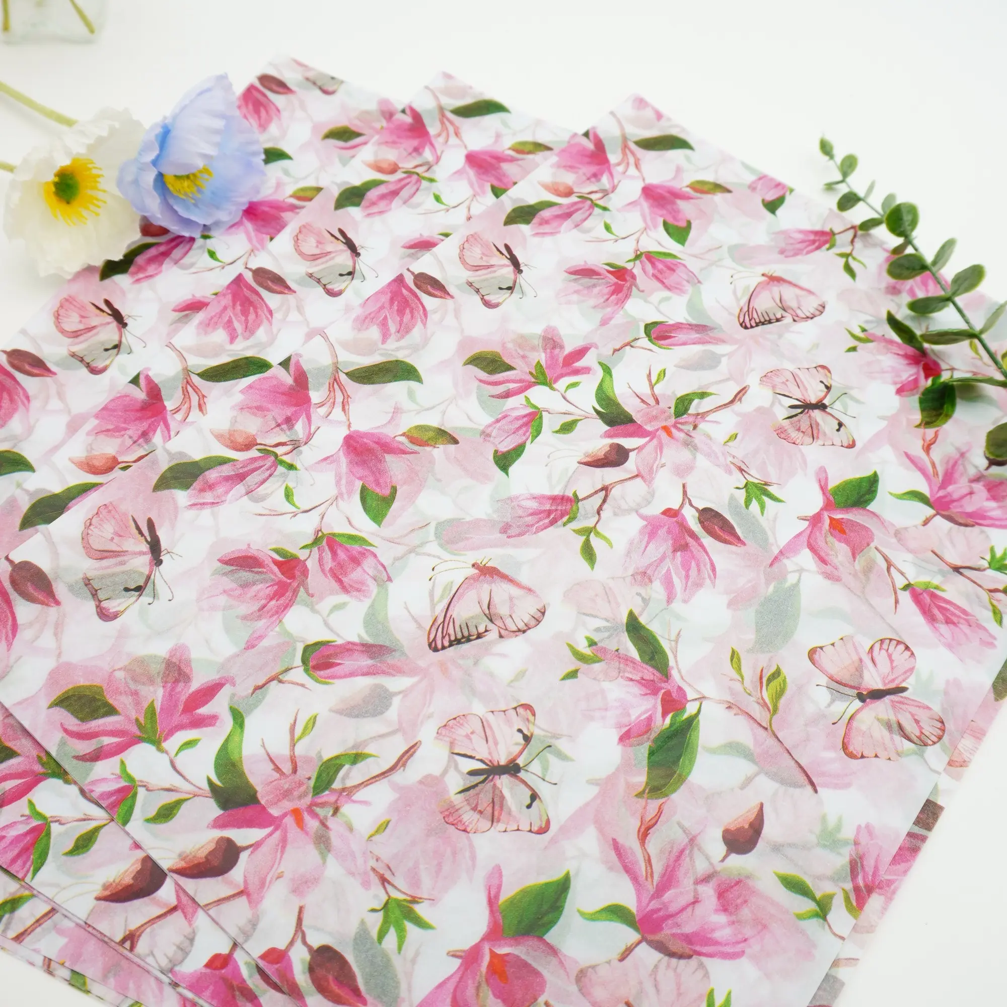 Pink floral butterfly pattern gift wrapping thin paper, bouquet supplies, bouquet wrapper, gift bags with tissue paper, flower wrapping paper, suitable for decorating any occasion of Thanksgiving, Halloween, Christmas parties