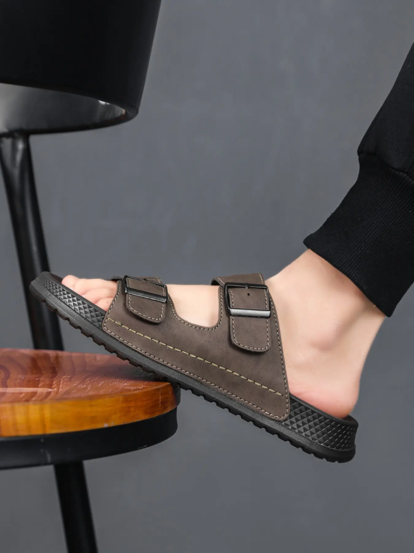 New Spring and Summer Style for Men, Casual Home Slippers, Soft and Skin-Friendly, Silent and Shock-Absorbing, Comfortable Slippers for Both Bedroom and Bathroom Use